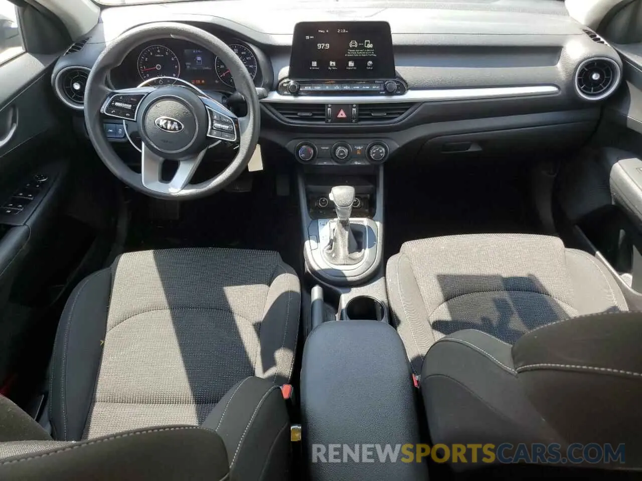 8 fotografías del automóvil dañado 3KPF24AD5LE240217 KIA FORTE 2020