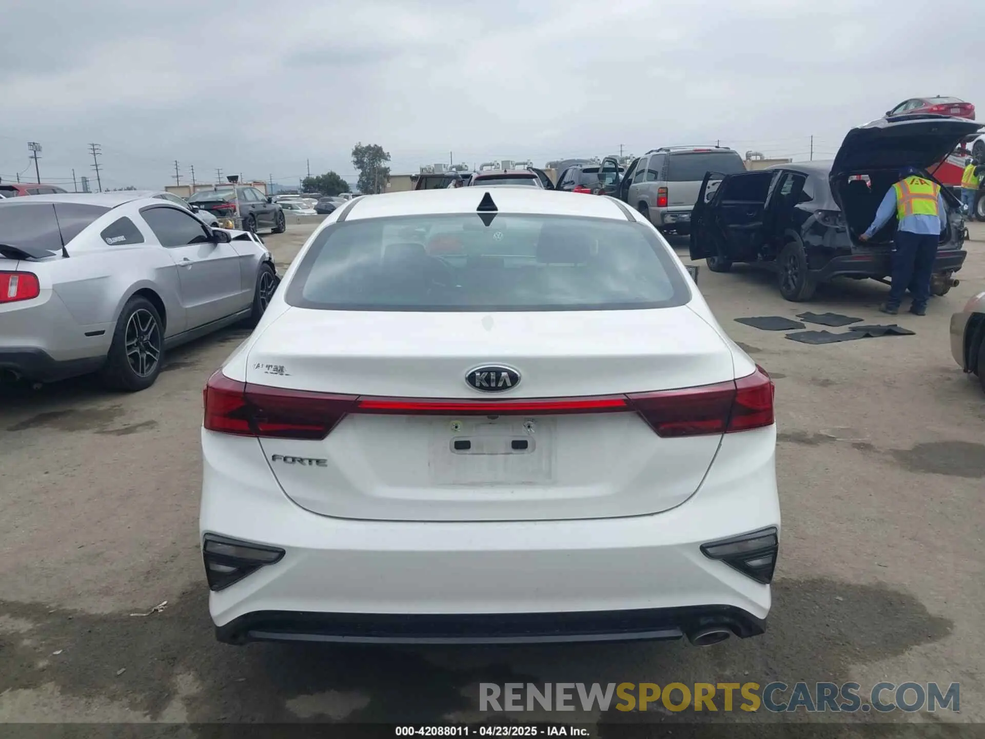 16 fotografías del automóvil dañado 3KPF24AD5LE256210 KIA FORTE 2020