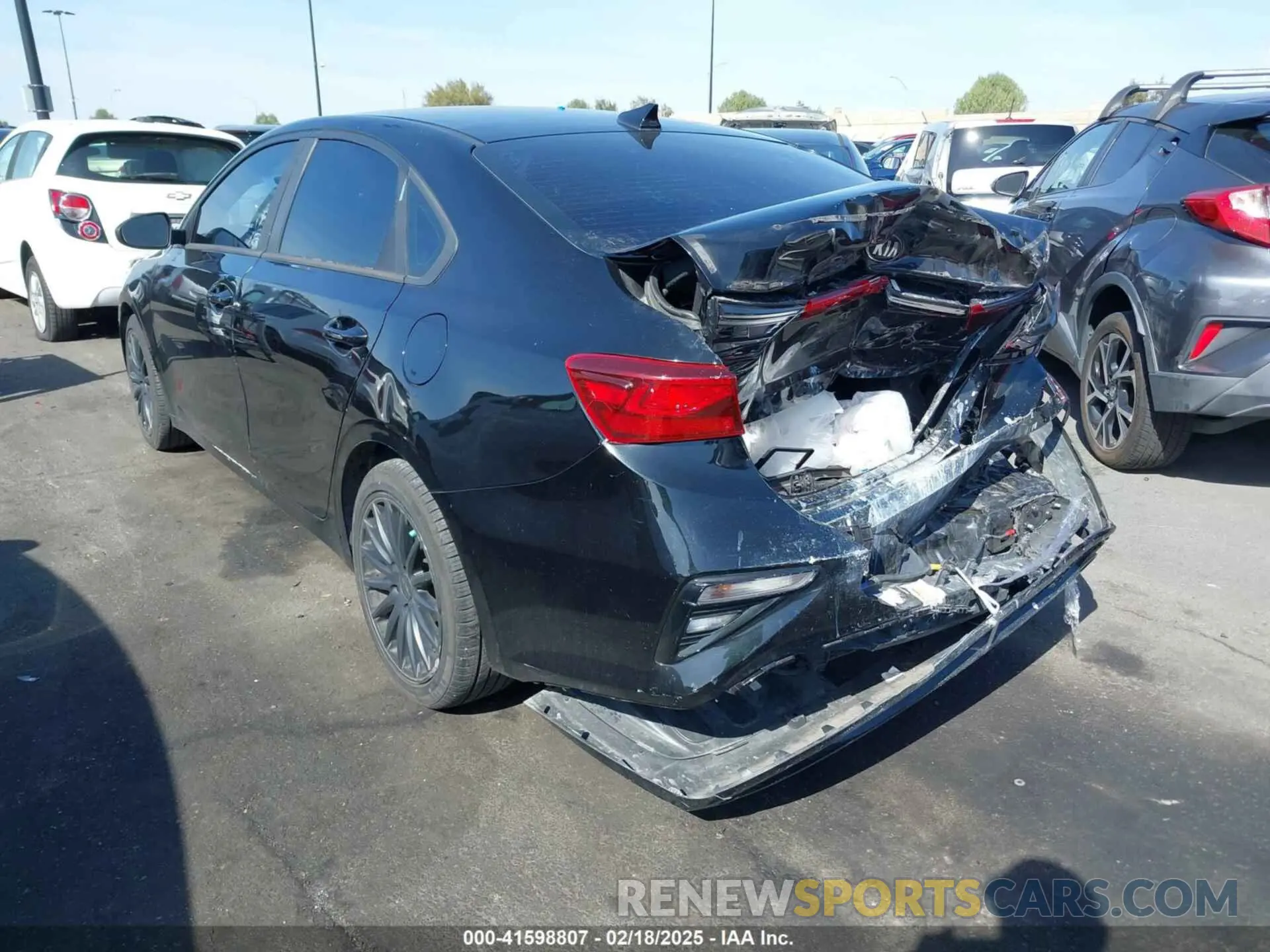 14 fotografías del automóvil dañado 3KPF24AD6LE193165 KIA FORTE 2020