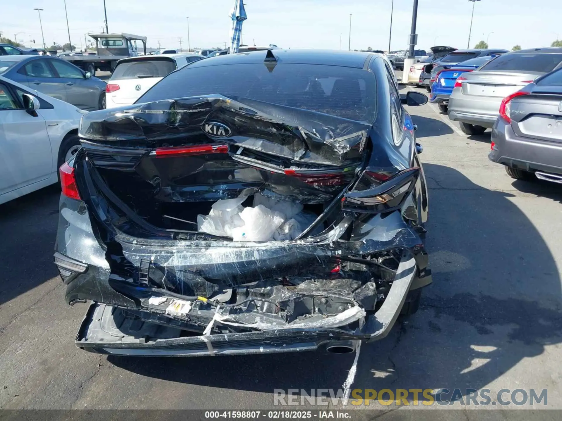 16 fotografías del automóvil dañado 3KPF24AD6LE193165 KIA FORTE 2020