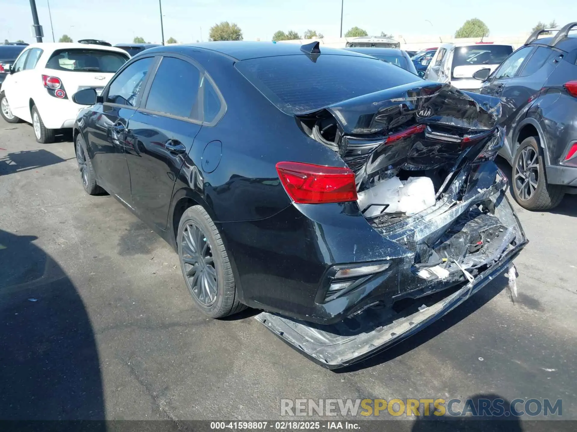 3 fotografías del automóvil dañado 3KPF24AD6LE193165 KIA FORTE 2020