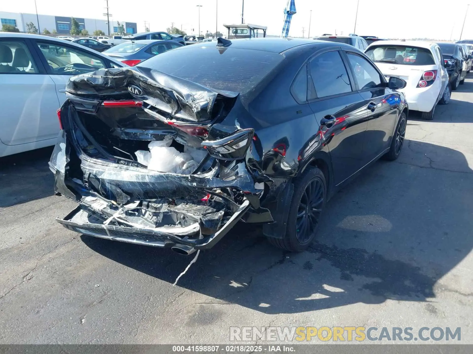 4 fotografías del automóvil dañado 3KPF24AD6LE193165 KIA FORTE 2020