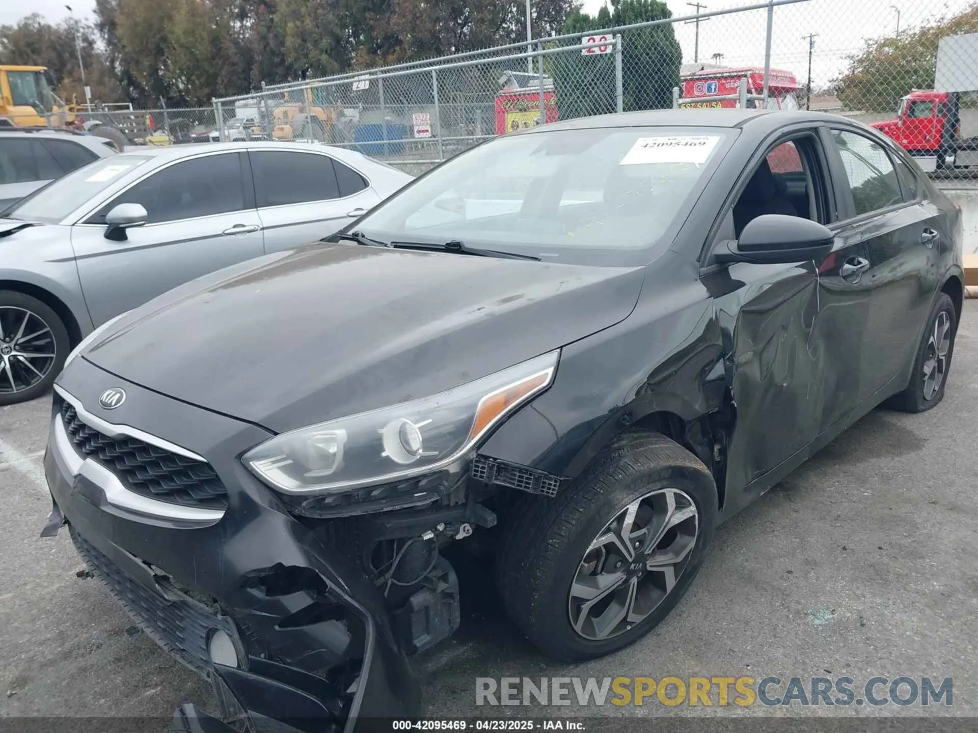 2 fotografías del automóvil dañado 3KPF24AD6LE216976 KIA FORTE 2020