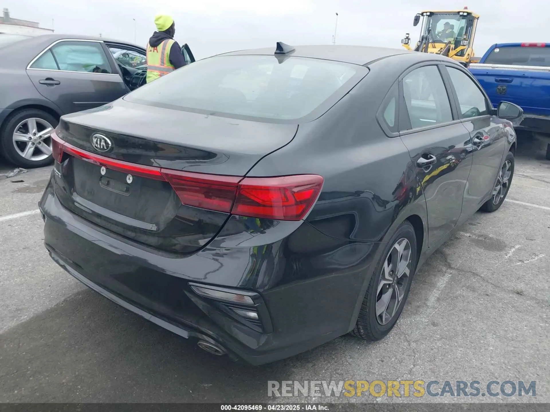 4 fotografías del automóvil dañado 3KPF24AD6LE216976 KIA FORTE 2020