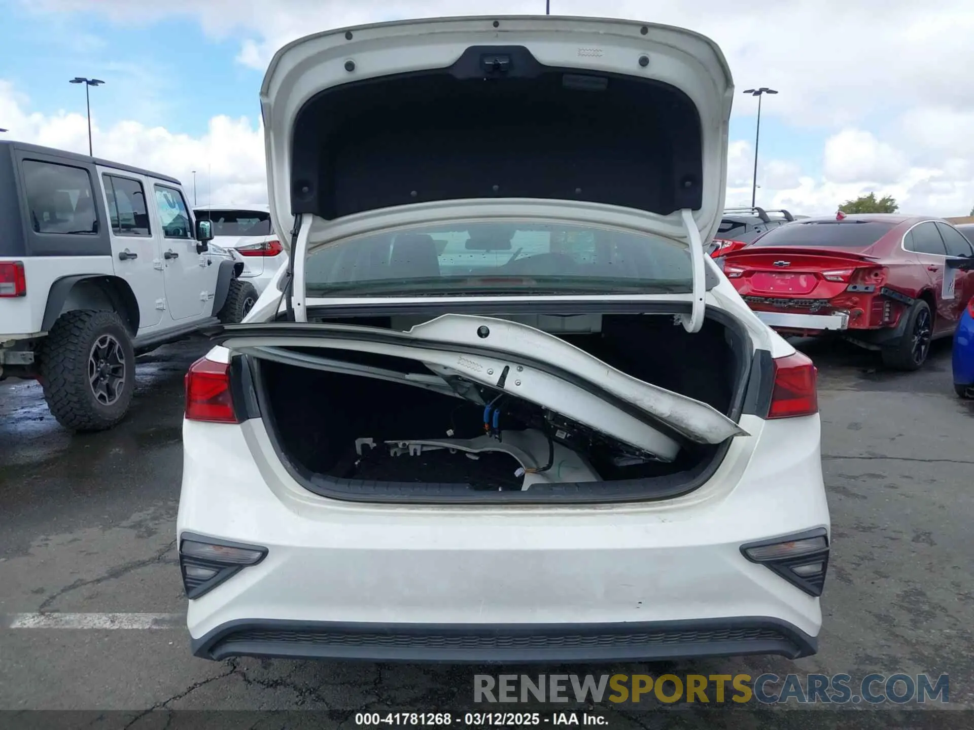 17 fotografías del automóvil dañado 3KPF24AD6LE225516 KIA FORTE 2020
