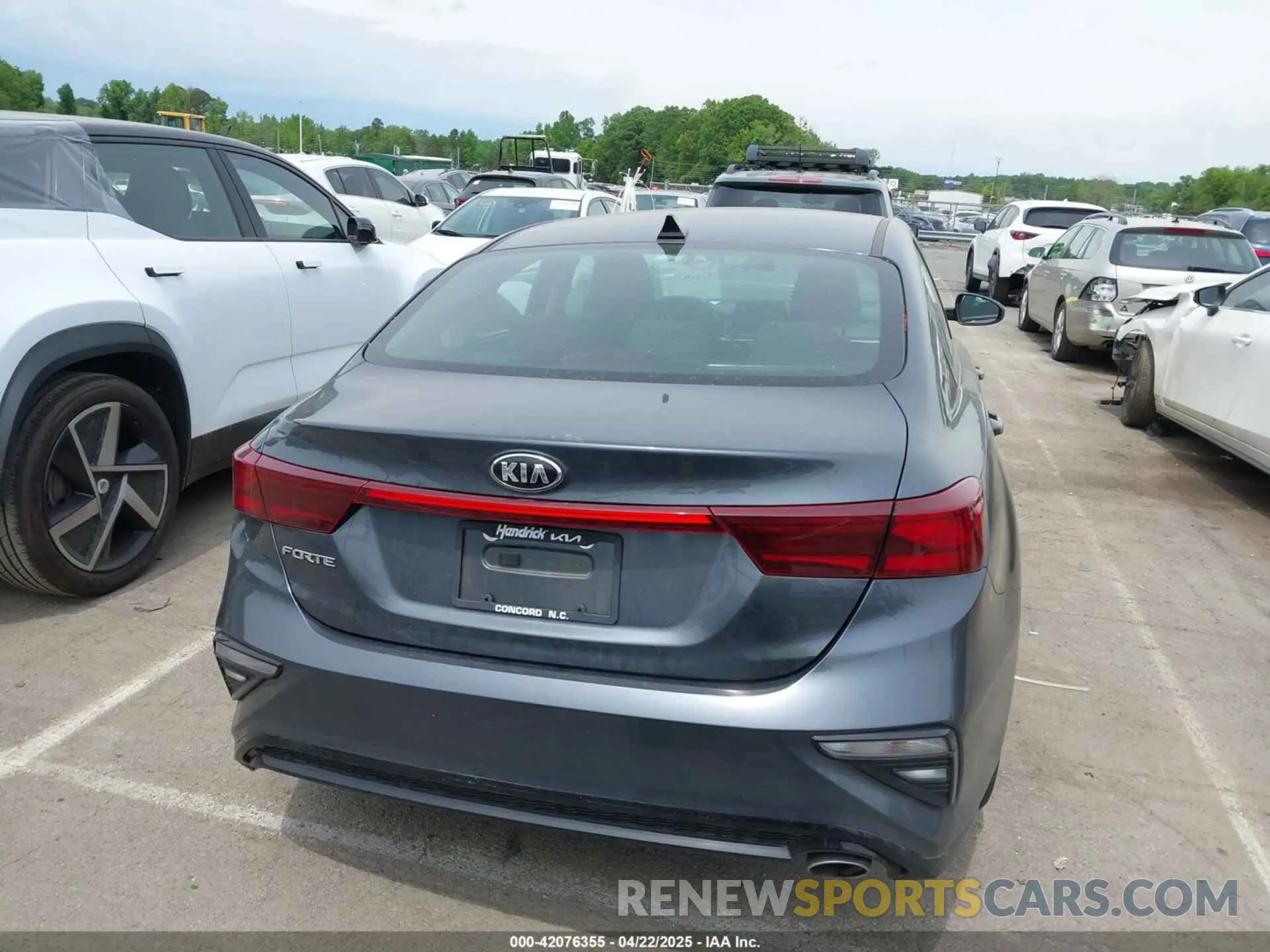 16 fotografías del automóvil dañado 3KPF24AD6LE231168 KIA FORTE 2020