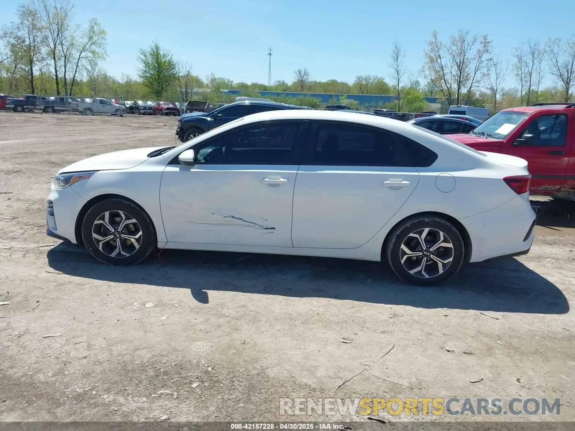 14 fotografías del automóvil dañado 3KPF24AD6LE256720 KIA FORTE 2020