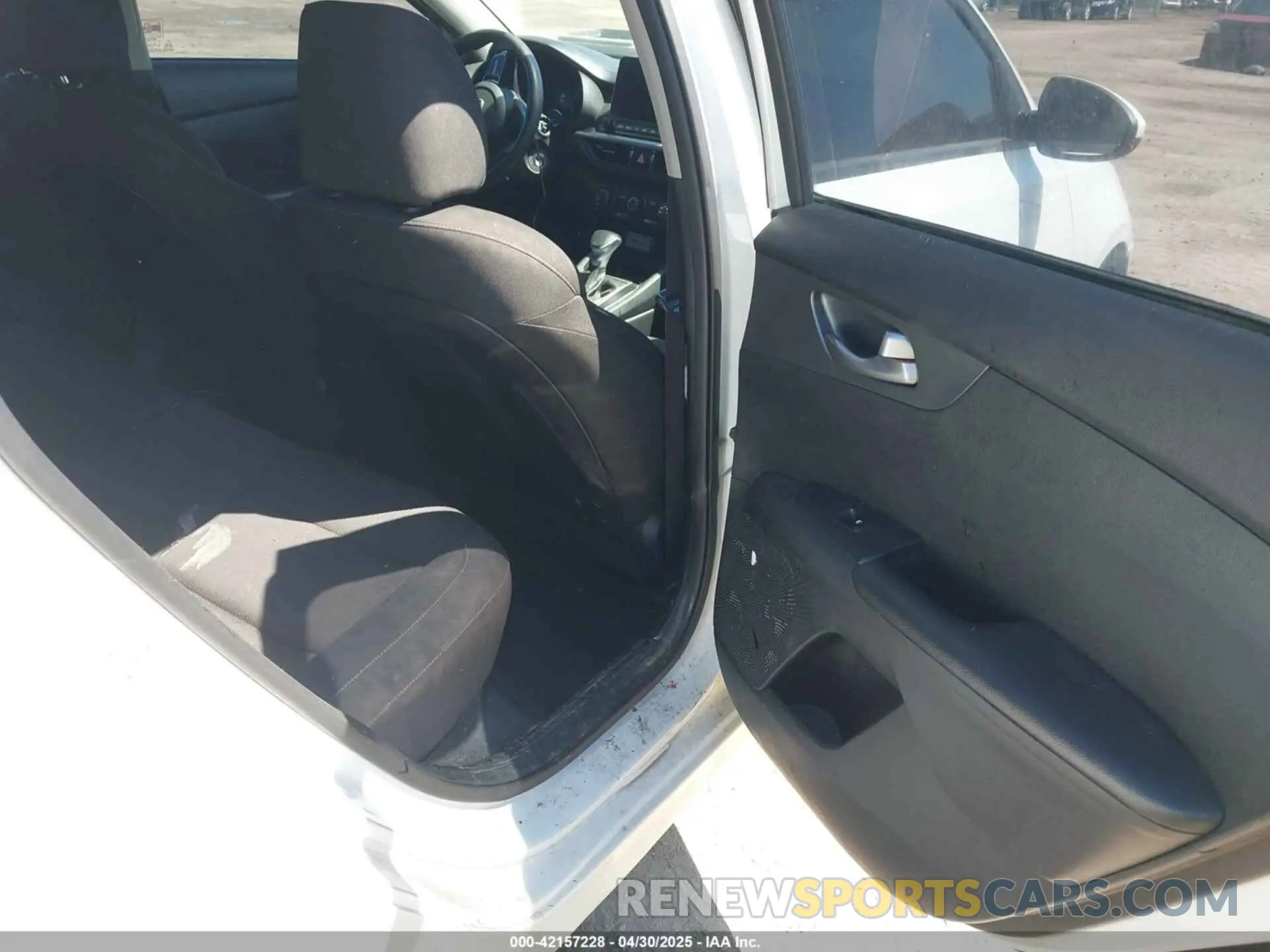 8 fotografías del automóvil dañado 3KPF24AD6LE256720 KIA FORTE 2020