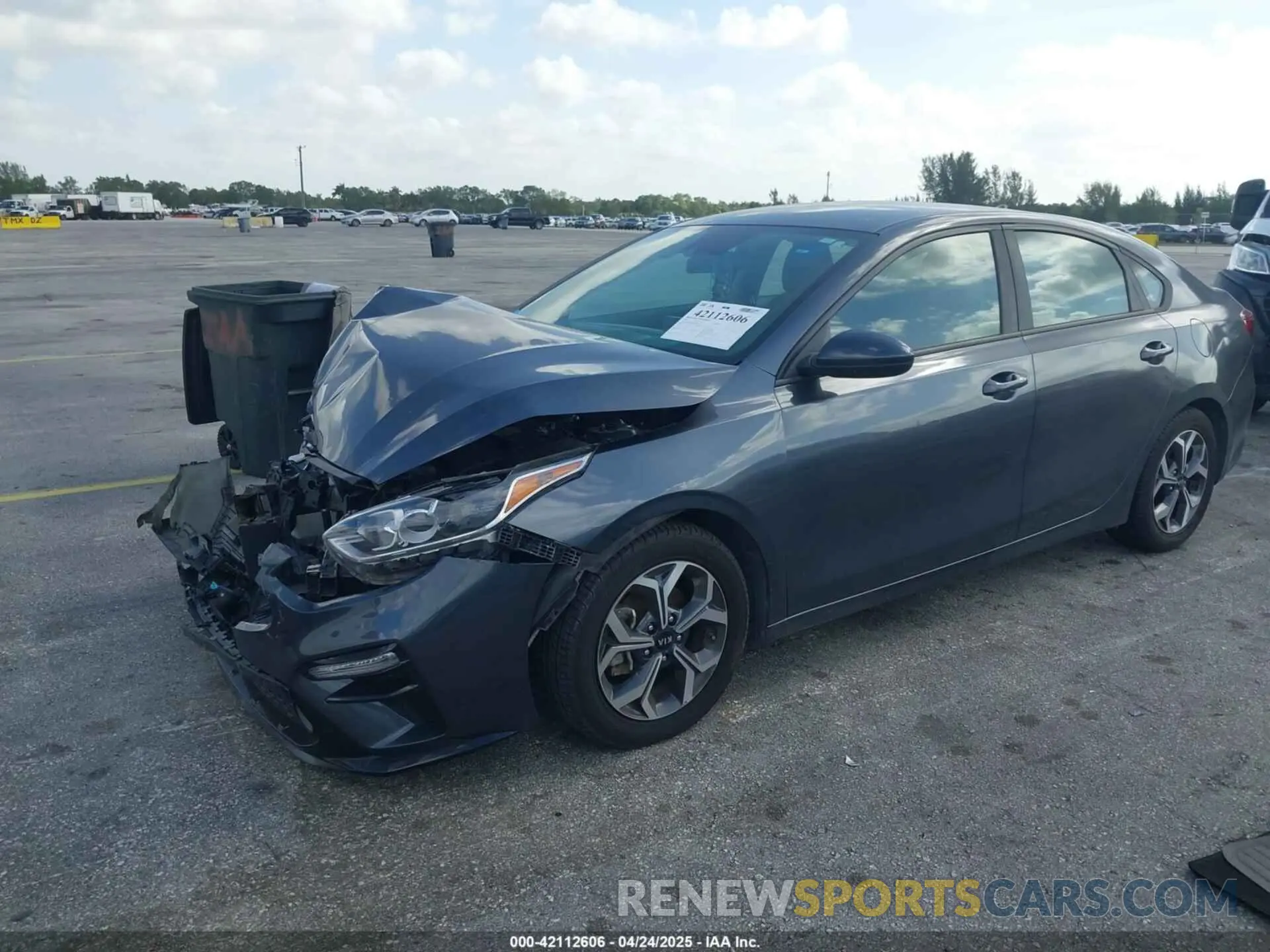 2 fotografías del automóvil dañado 3KPF24AD7LE164841 KIA FORTE 2020