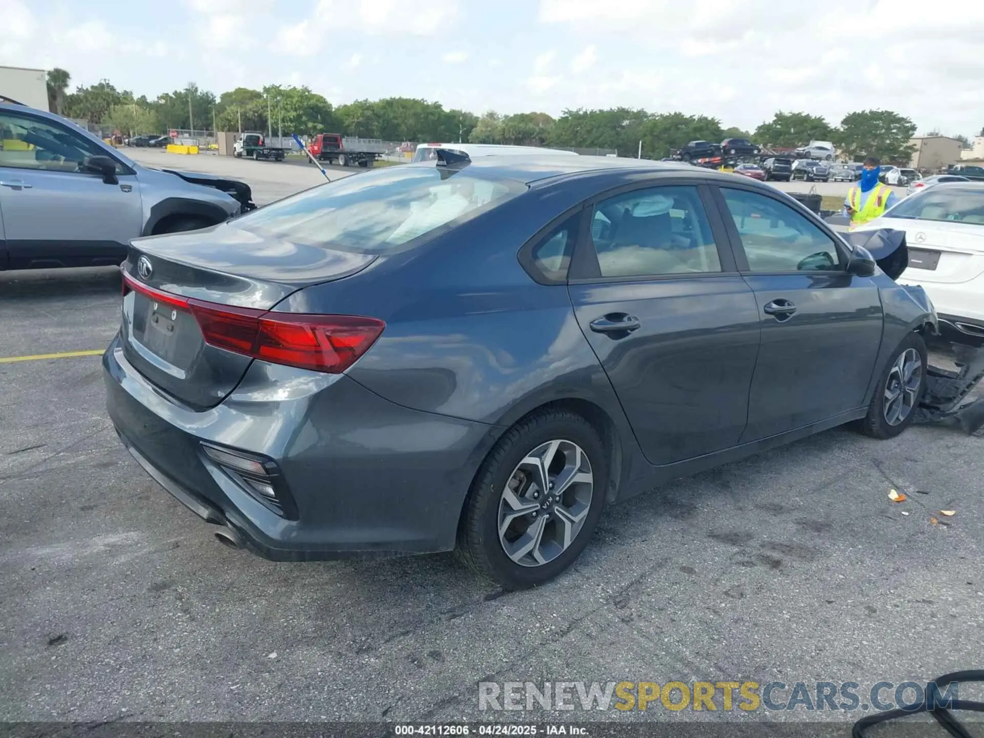 4 fotografías del automóvil dañado 3KPF24AD7LE164841 KIA FORTE 2020