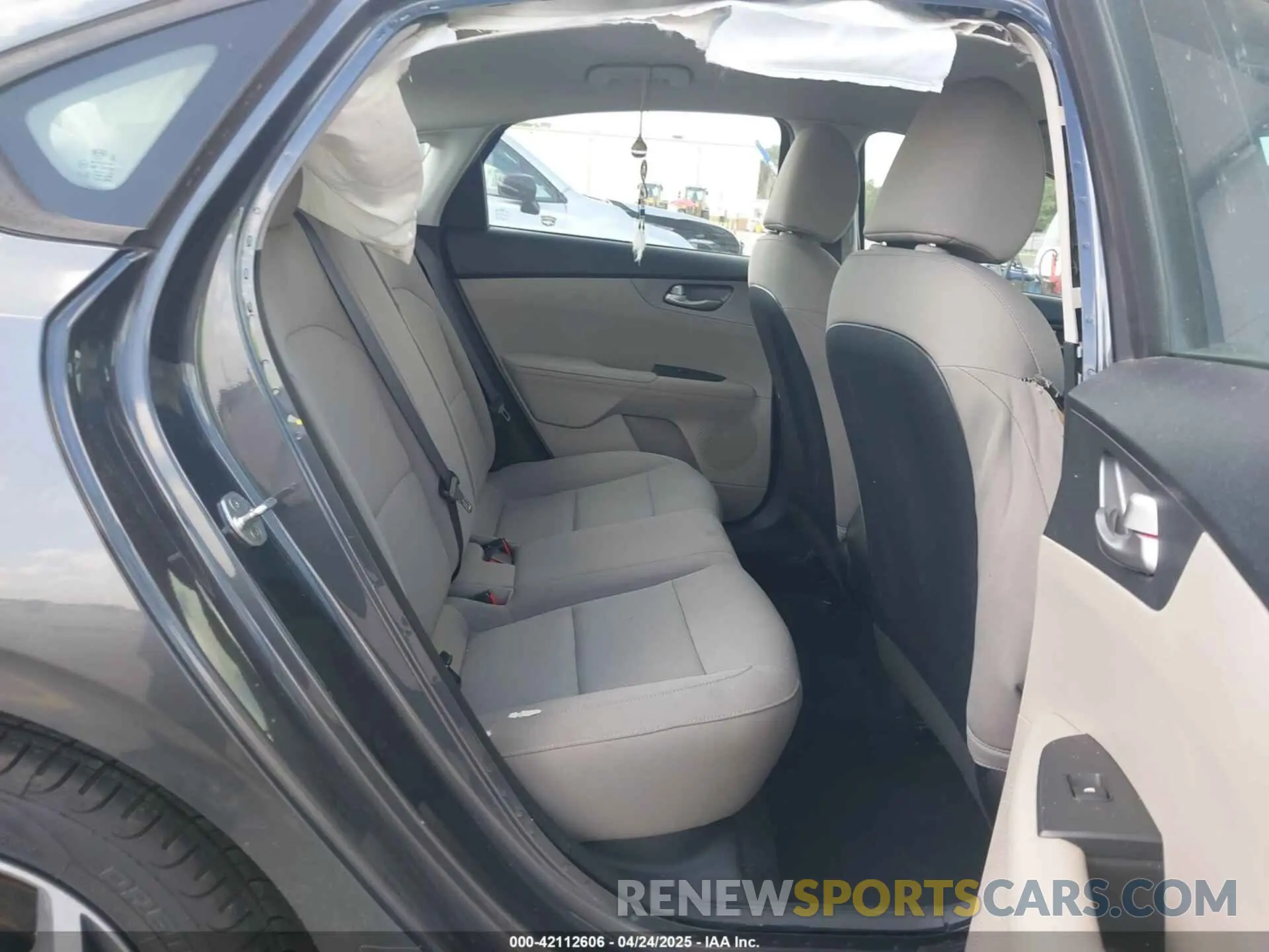 8 fotografías del automóvil dañado 3KPF24AD7LE164841 KIA FORTE 2020