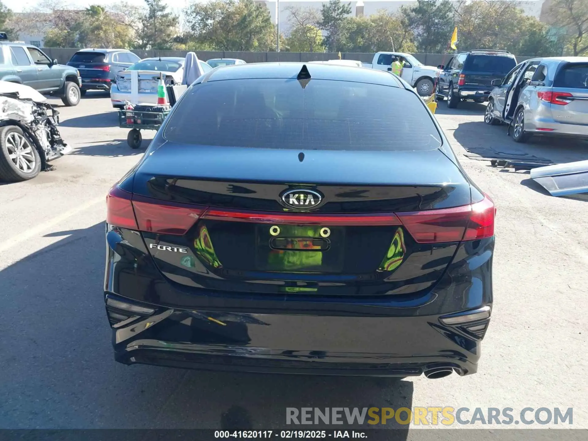 15 fotografías del automóvil dañado 3KPF24AD7LE228683 KIA FORTE 2020