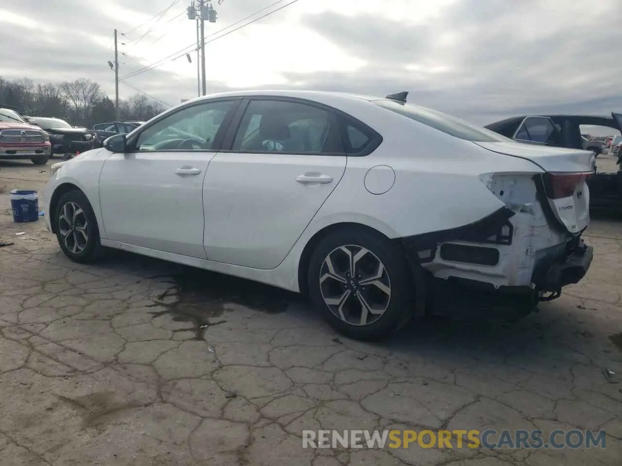 2 fotografías del automóvil dañado 3KPF24AD7LE245919 KIA FORTE 2020