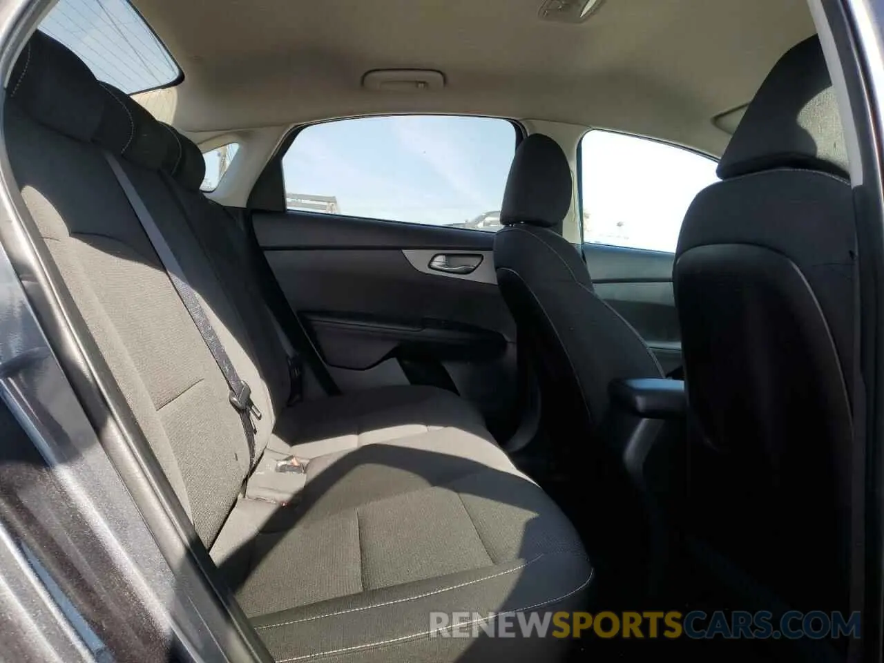 10 fotografías del automóvil dañado 3KPF24AD8LE193698 KIA FORTE 2020