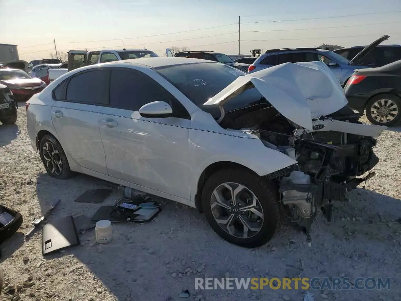 4 fotografías del automóvil dañado 3KPF24AD8LE196388 KIA FORTE 2020