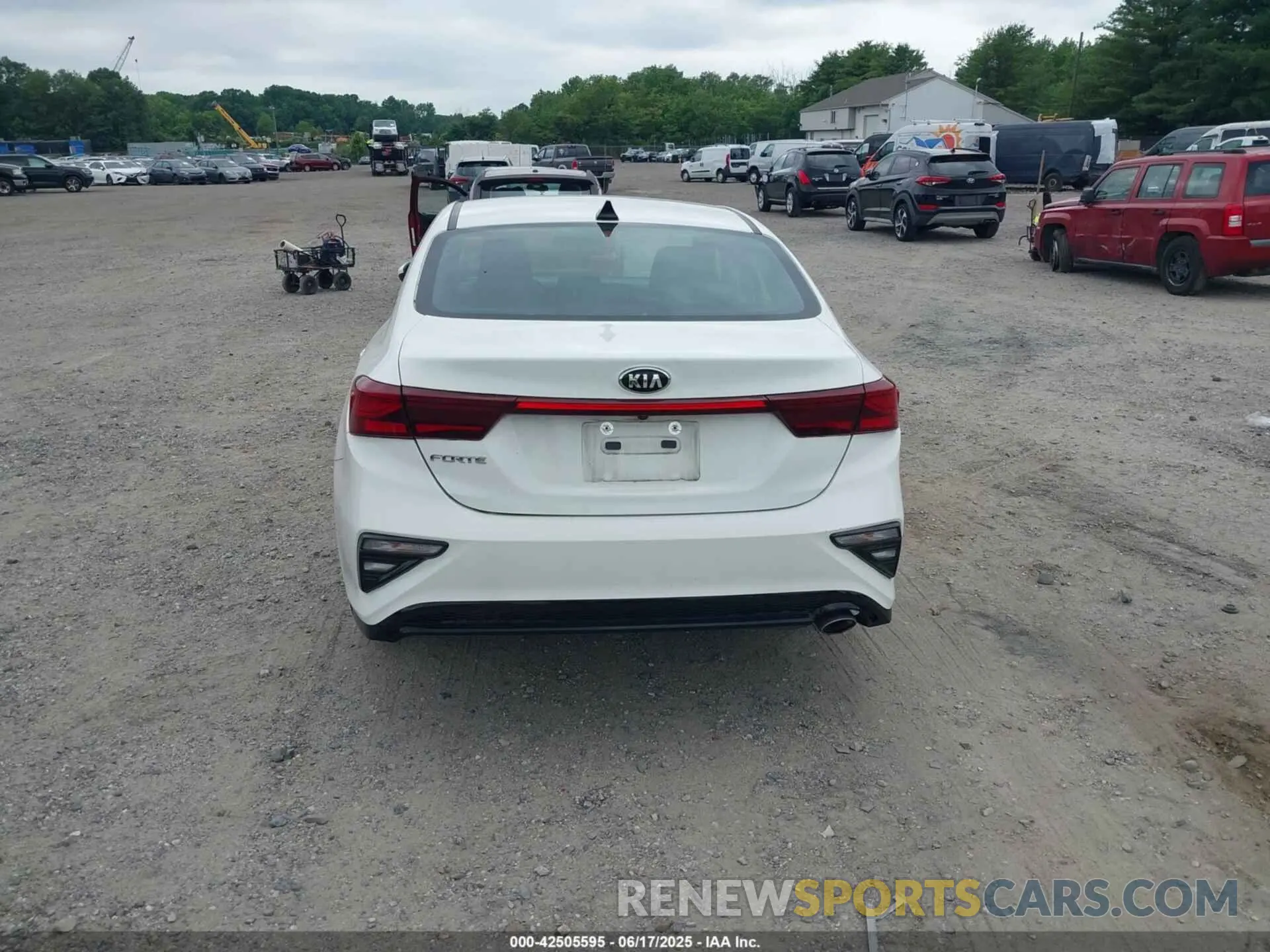 17 fotografías del automóvil dañado 3KPF24AD8LE220642 KIA FORTE 2020