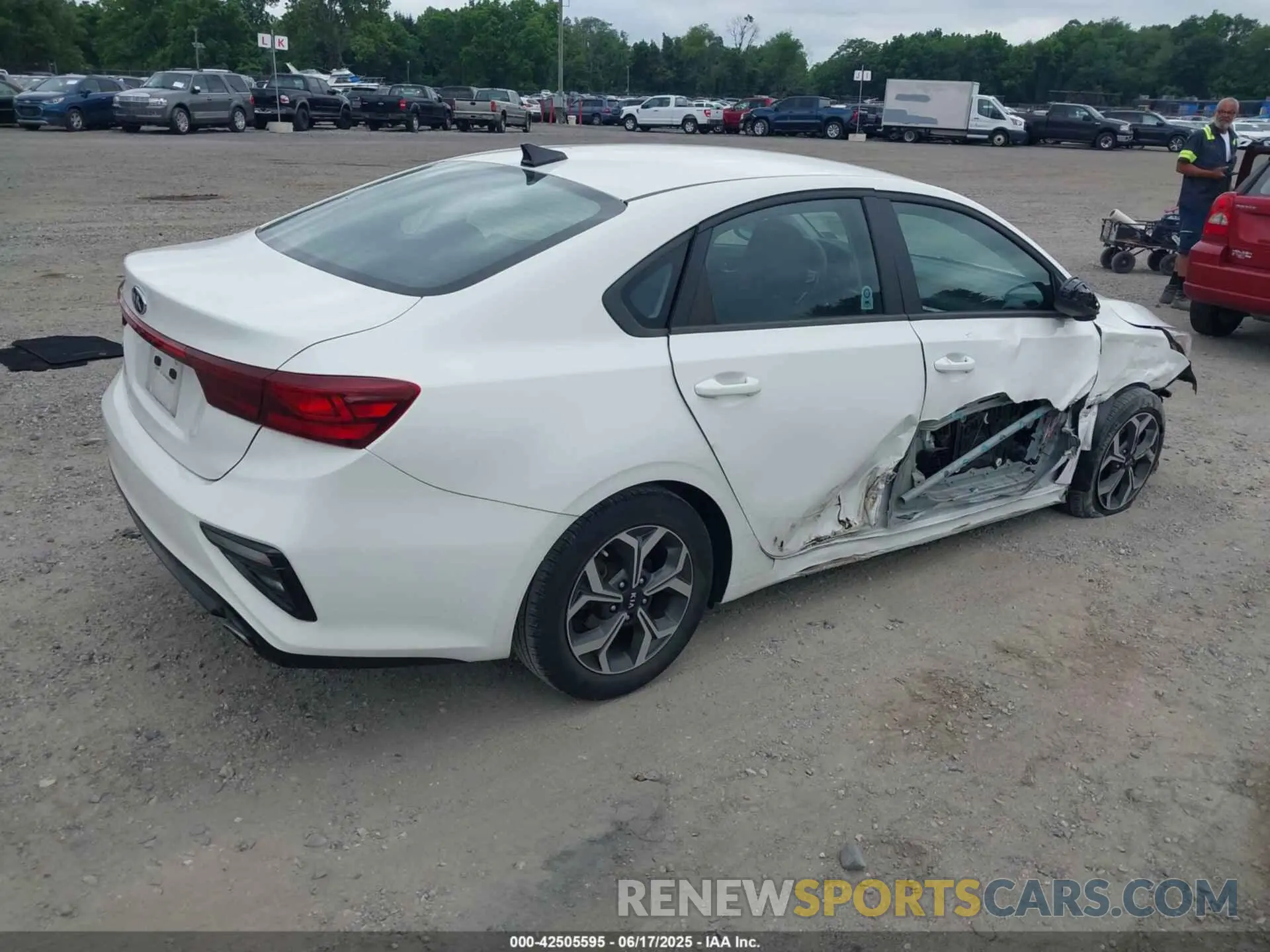 4 fotografías del automóvil dañado 3KPF24AD8LE220642 KIA FORTE 2020