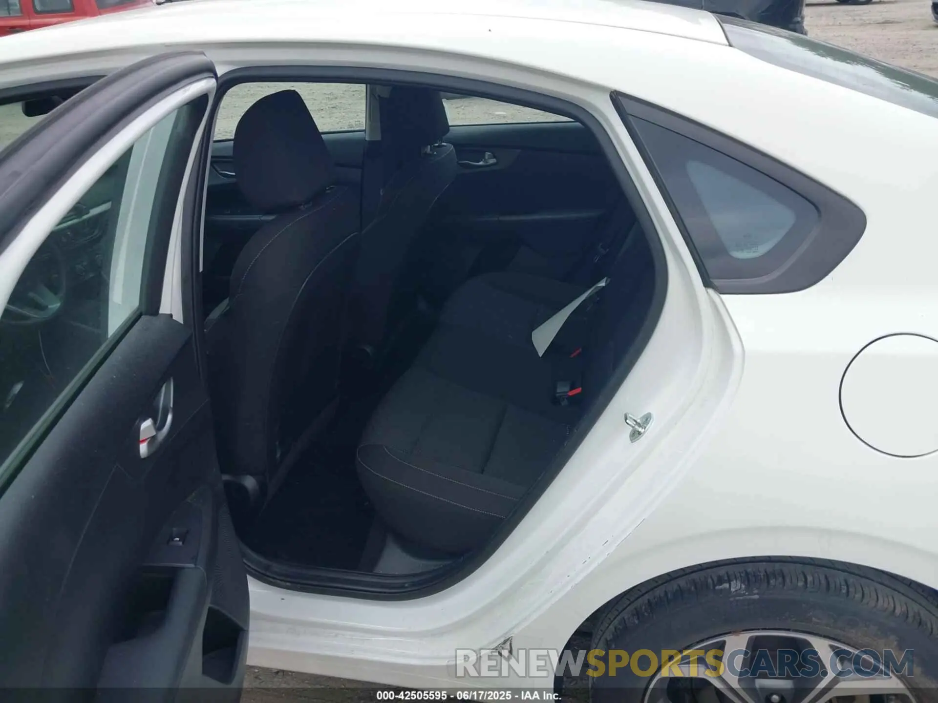 8 fotografías del automóvil dañado 3KPF24AD8LE220642 KIA FORTE 2020