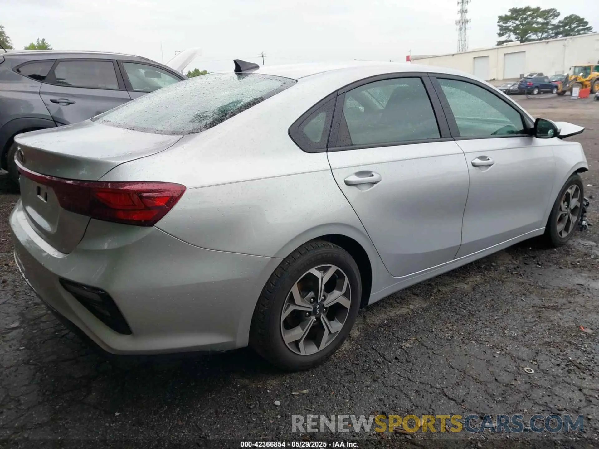 4 fotografías del automóvil dañado 3KPF24AD8LE234654 KIA FORTE 2020