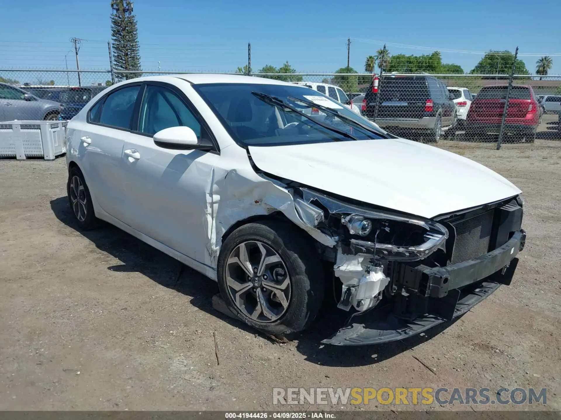 13 fotografías del automóvil dañado 3KPF24AD9LE246814 KIA FORTE 2020