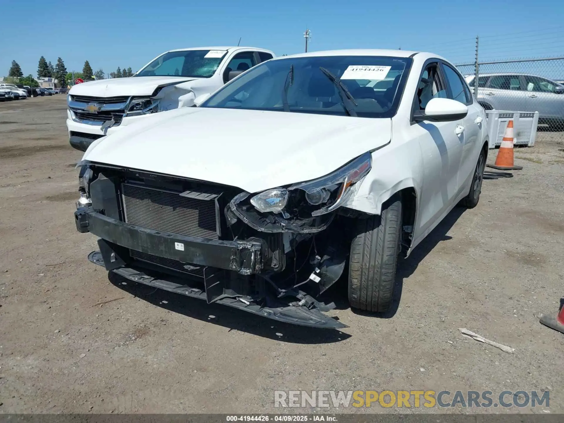 2 fotografías del automóvil dañado 3KPF24AD9LE246814 KIA FORTE 2020