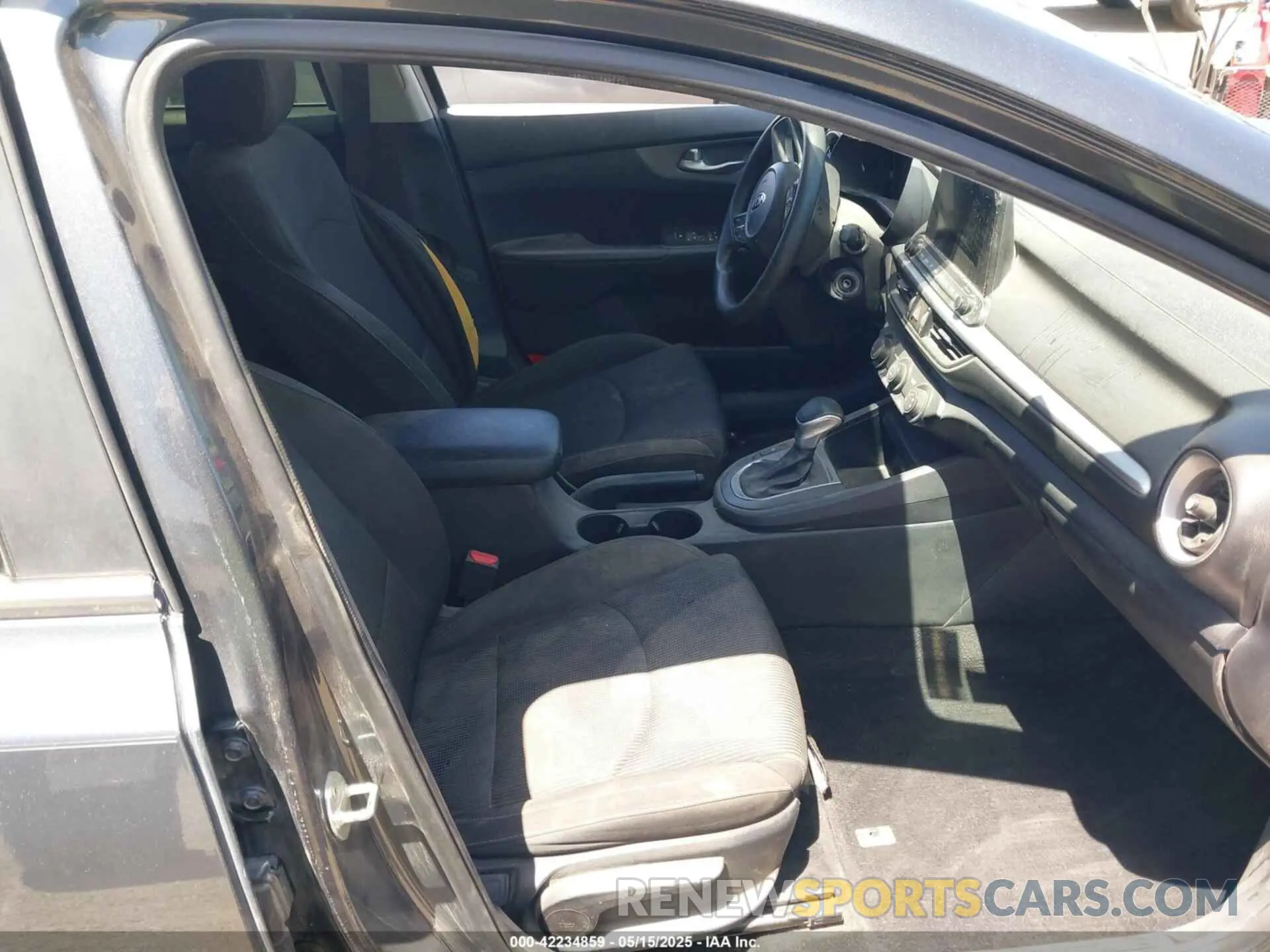 5 fotografías del automóvil dañado 3KPF24ADXLE202725 KIA FORTE 2020