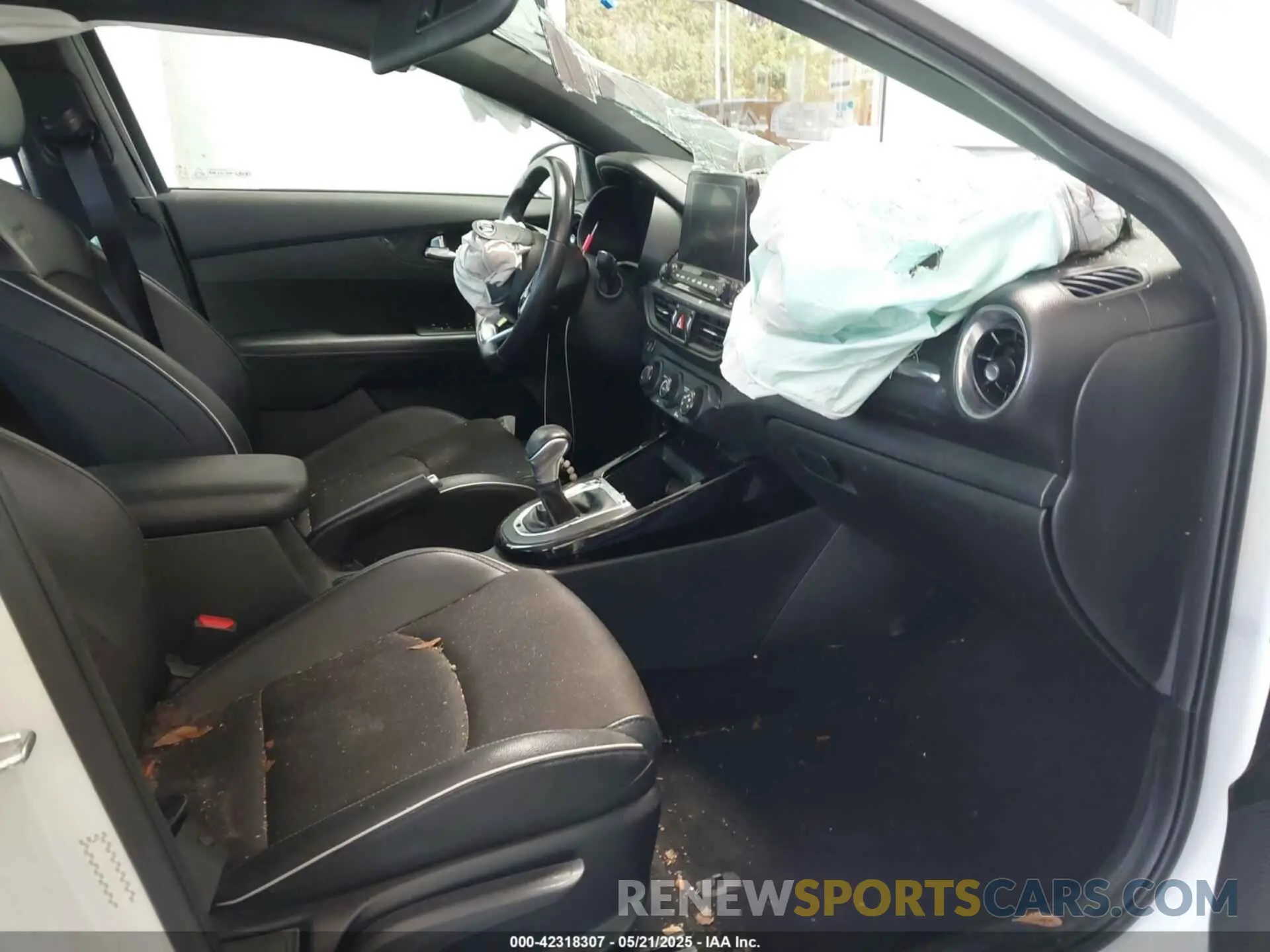 5 fotografías del automóvil dañado 3KPF34AD3LE213966 KIA FORTE 2020