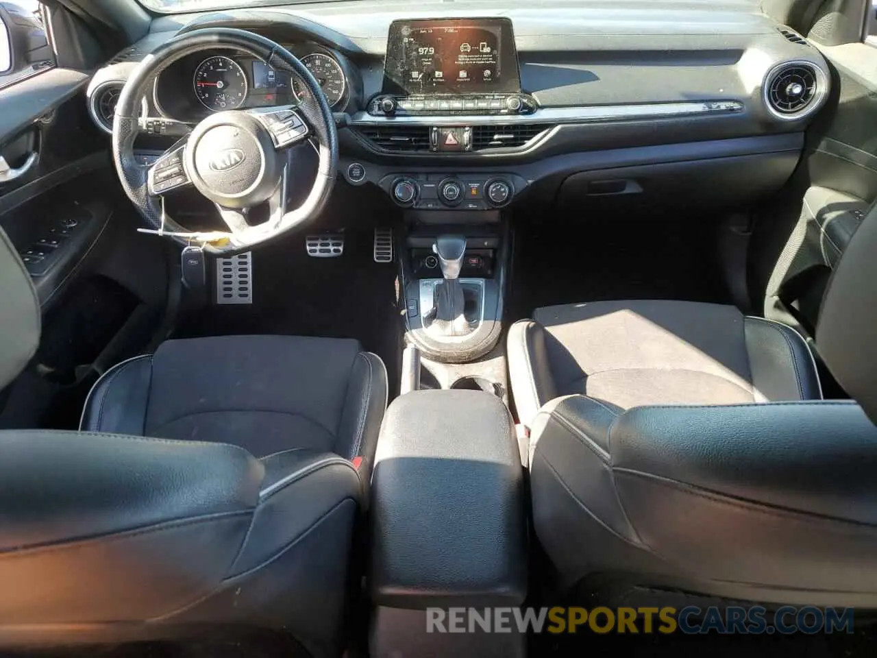 8 fotografías del automóvil dañado 3KPF34AD3LE256011 KIA FORTE 2020