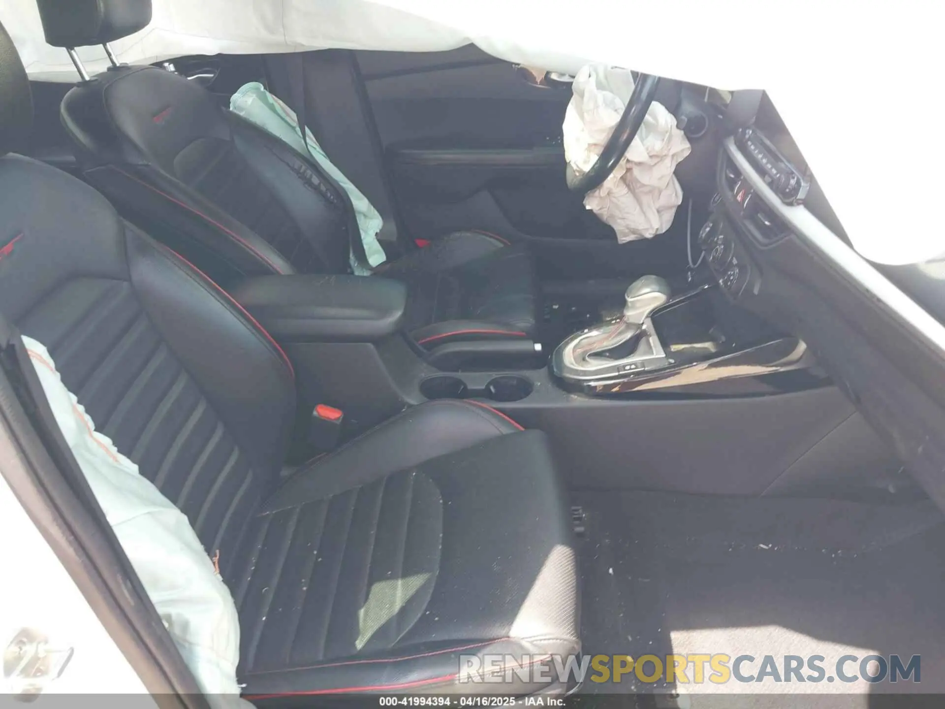 5 fotografías del automóvil dañado 3KPF44AC3LE256563 KIA FORTE 2020
