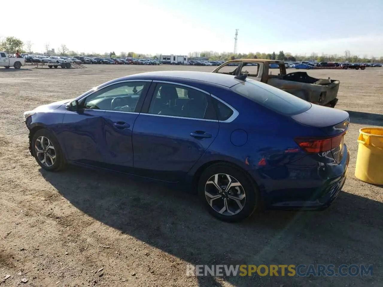 2 fotografías del automóvil dañado 3KPF54AD0LE218021 KIA FORTE 2020