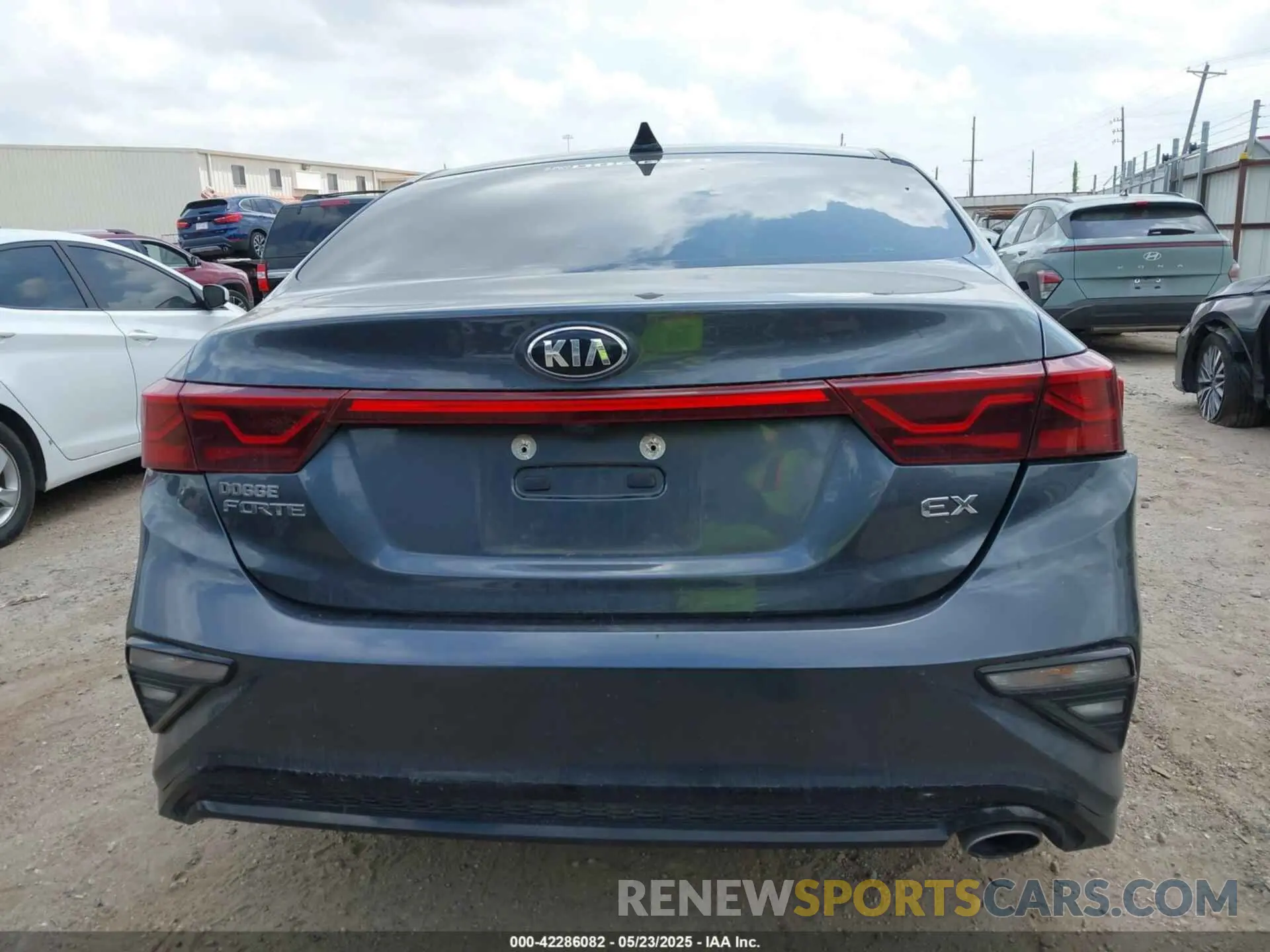 16 fotografías del automóvil dañado 3KPF54AD8LE182479 KIA FORTE 2020