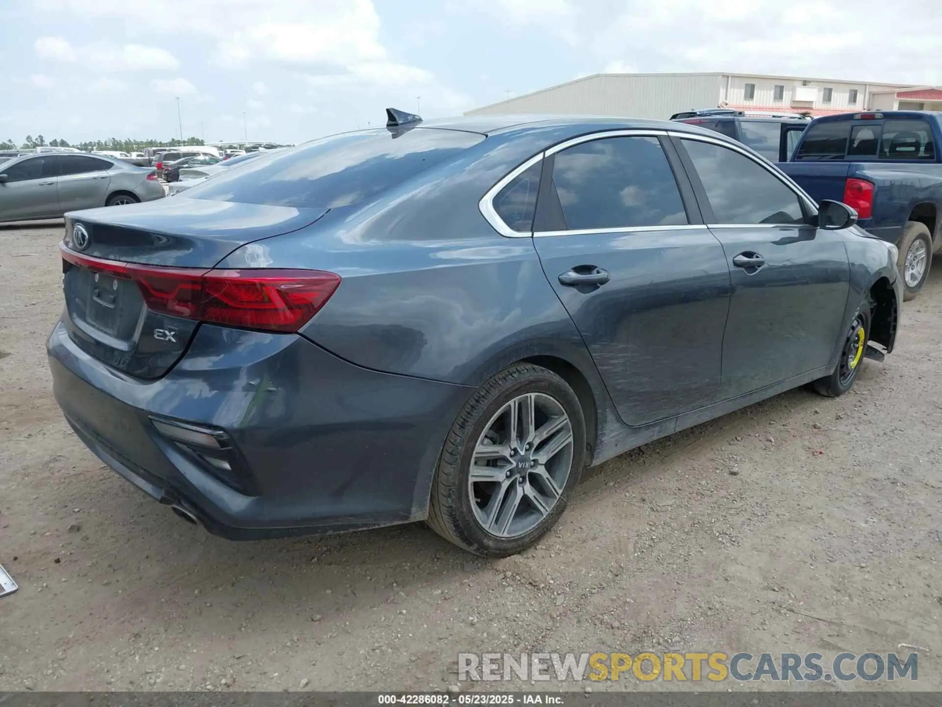 4 fotografías del automóvil dañado 3KPF54AD8LE182479 KIA FORTE 2020