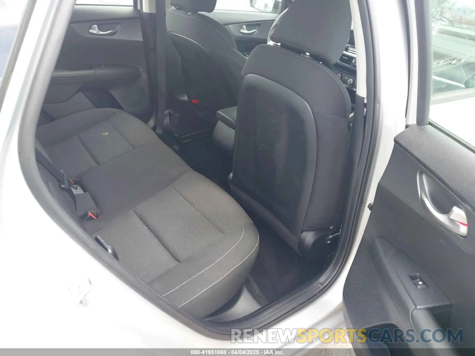 8 fotografías del automóvil dañado 3KPF24AD0ME275443 KIA FORTE 2021