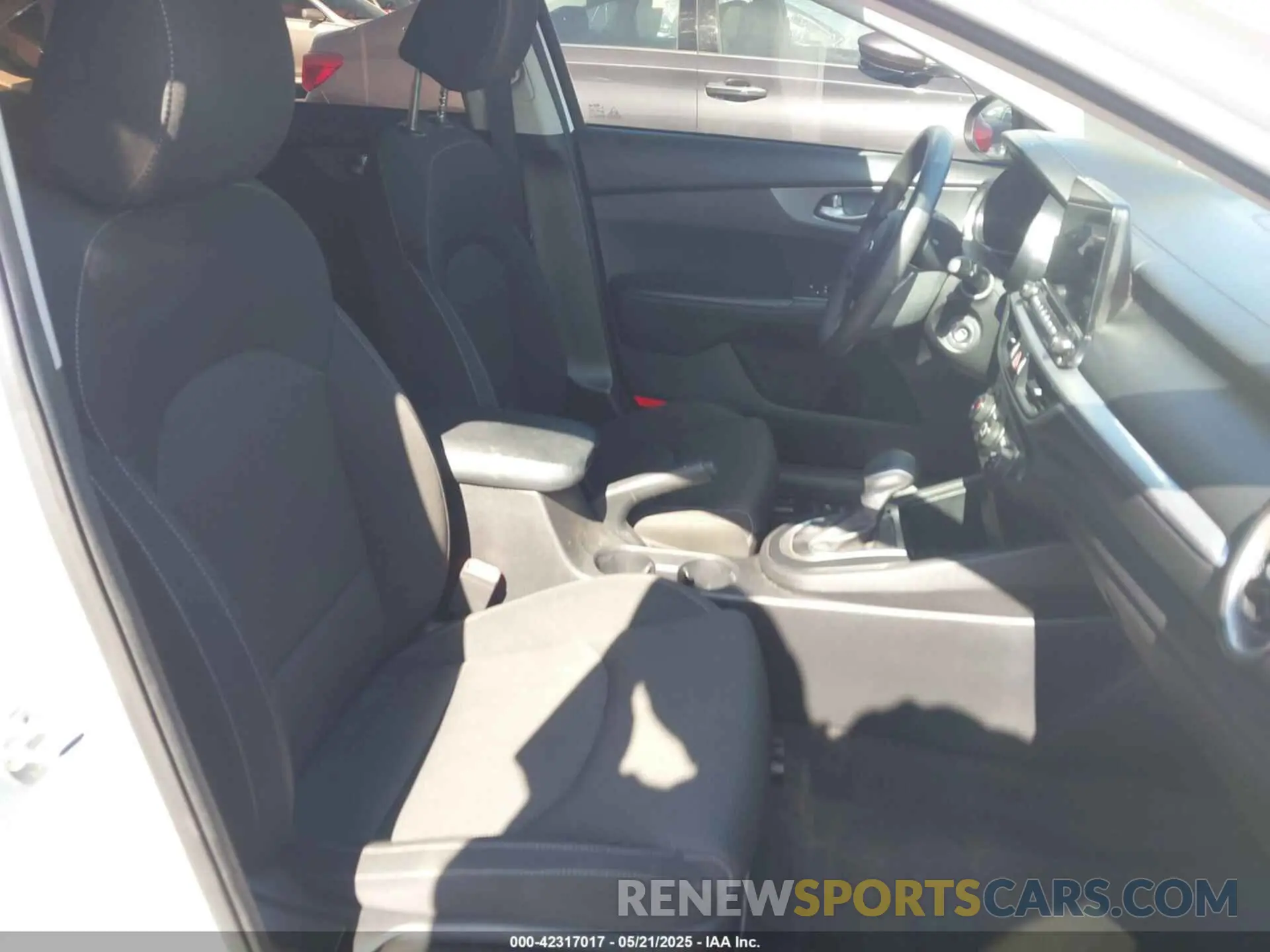 5 fotografías del automóvil dañado 3KPF24AD0ME322812 KIA FORTE 2021
