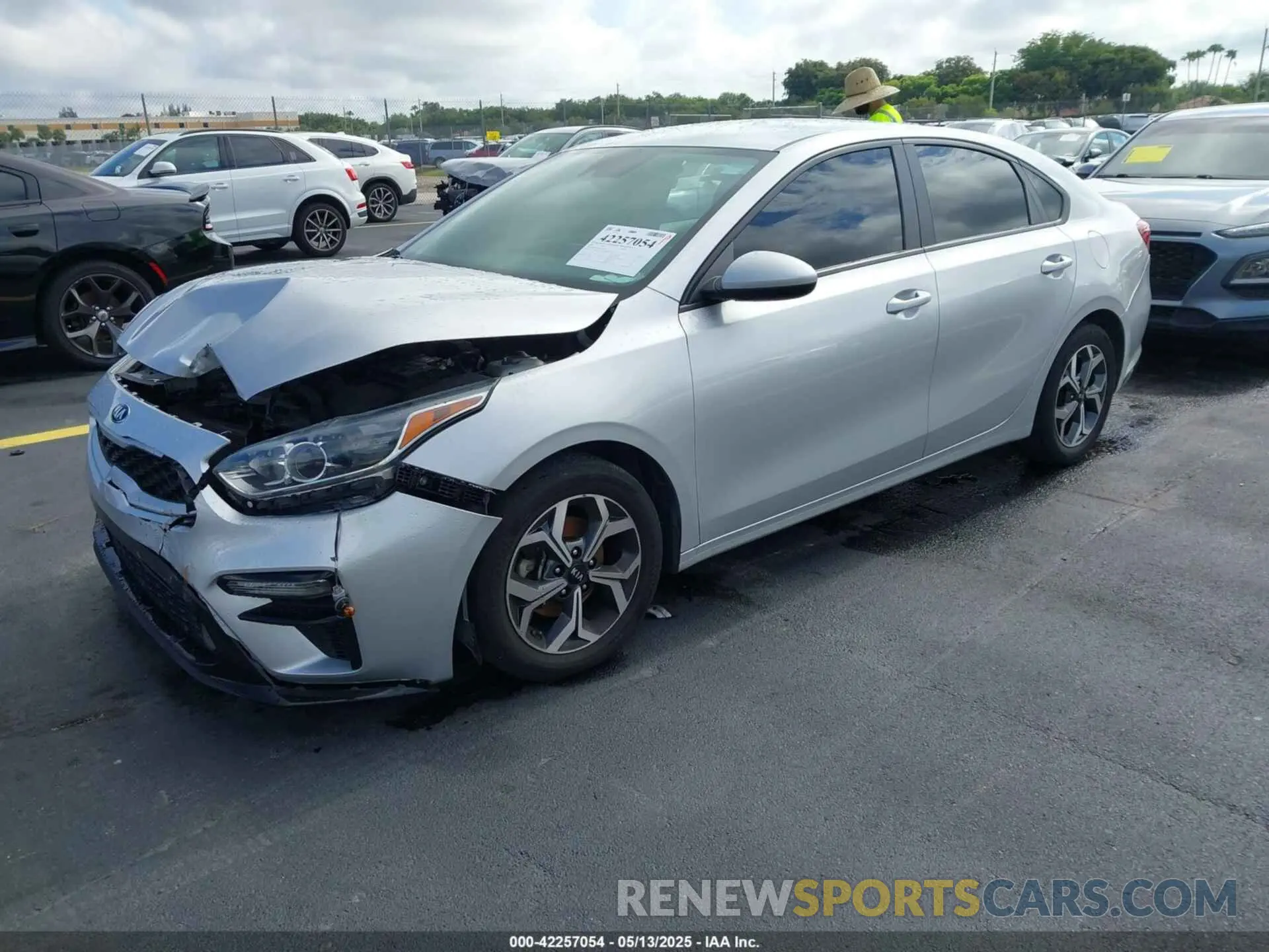 2 fotografías del automóvil dañado 3KPF24AD0ME334880 KIA FORTE 2021