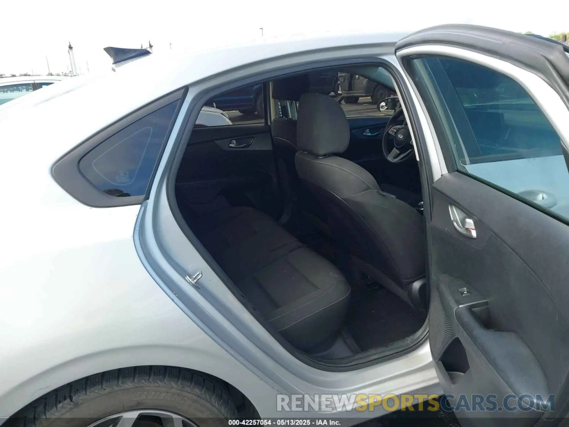 8 fotografías del automóvil dañado 3KPF24AD0ME334880 KIA FORTE 2021