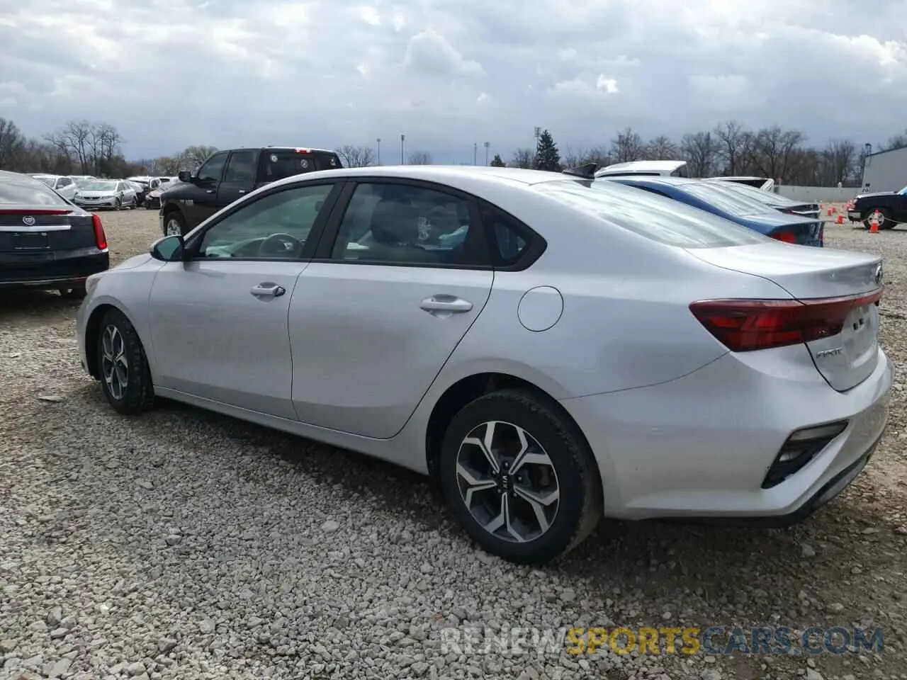 2 fotografías del automóvil dañado 3KPF24AD0ME403504 KIA FORTE 2021