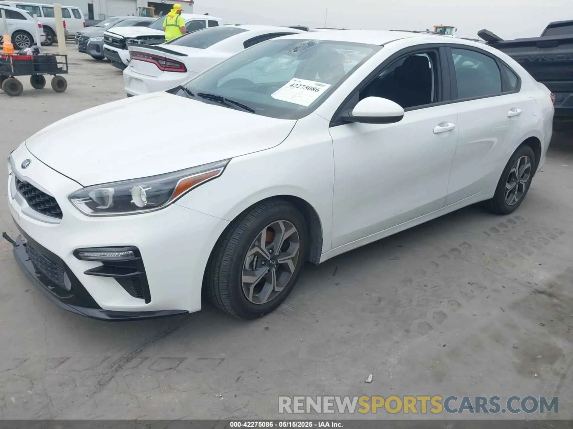 2 fotografías del automóvil dañado 3KPF24AD1ME361778 KIA FORTE 2021