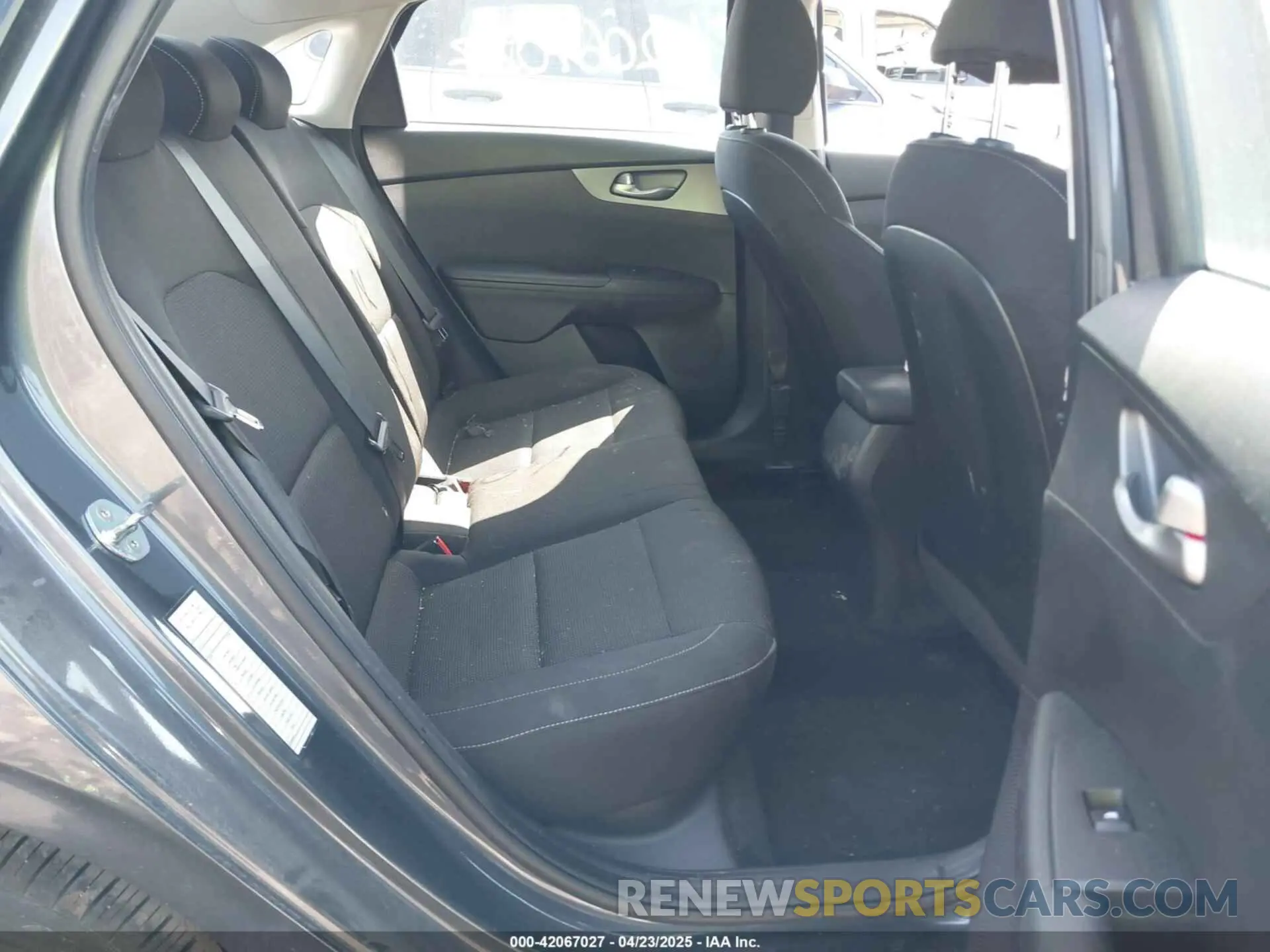 8 fotografías del automóvil dañado 3KPF24AD2ME334010 KIA FORTE 2021