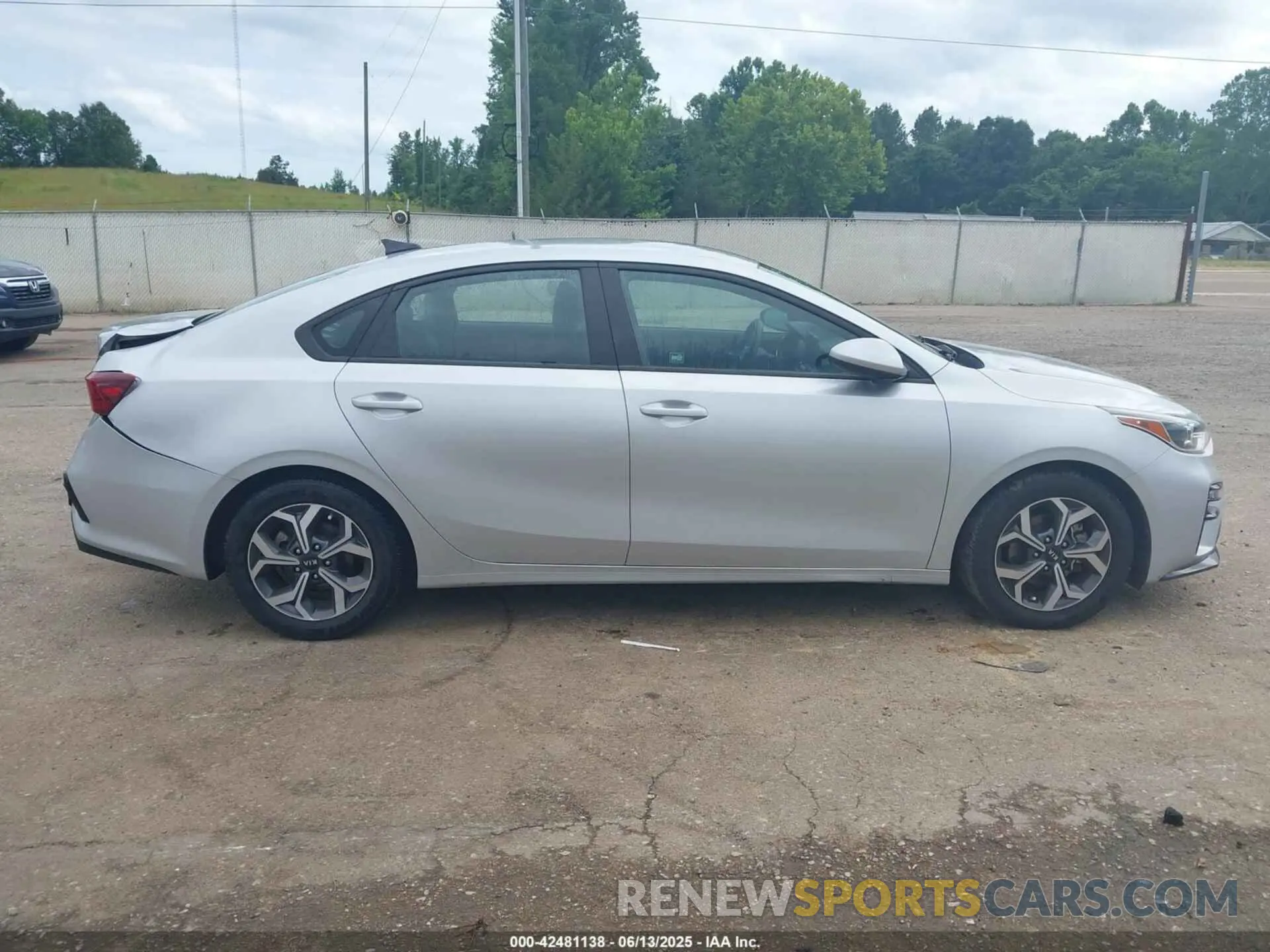 13 fotografías del automóvil dañado 3KPF24AD2ME335173 KIA FORTE 2021