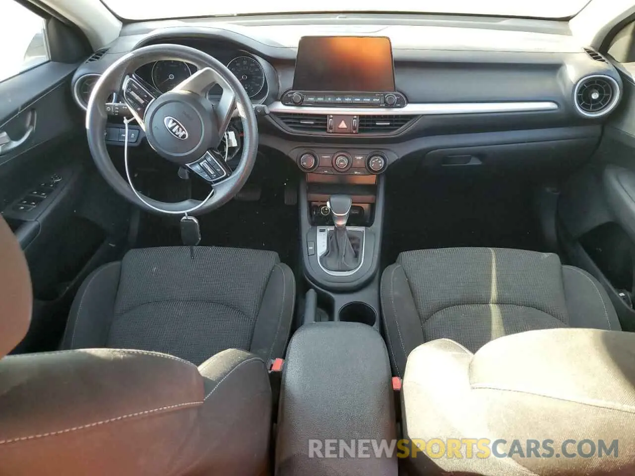 8 fotografías del automóvil dañado 3KPF24AD3ME276859 KIA FORTE 2021