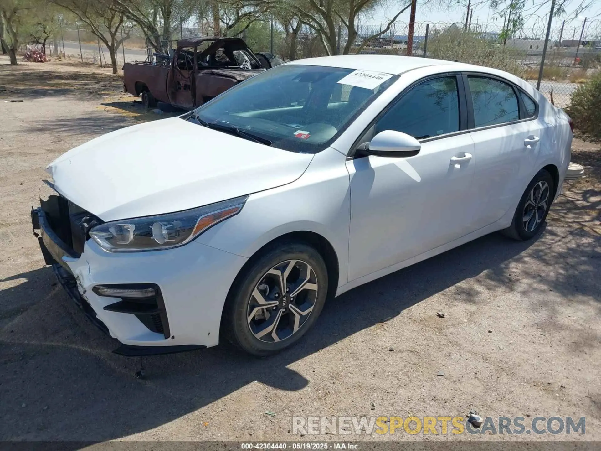 2 fotografías del automóvil dañado 3KPF24AD3ME305423 KIA FORTE 2021