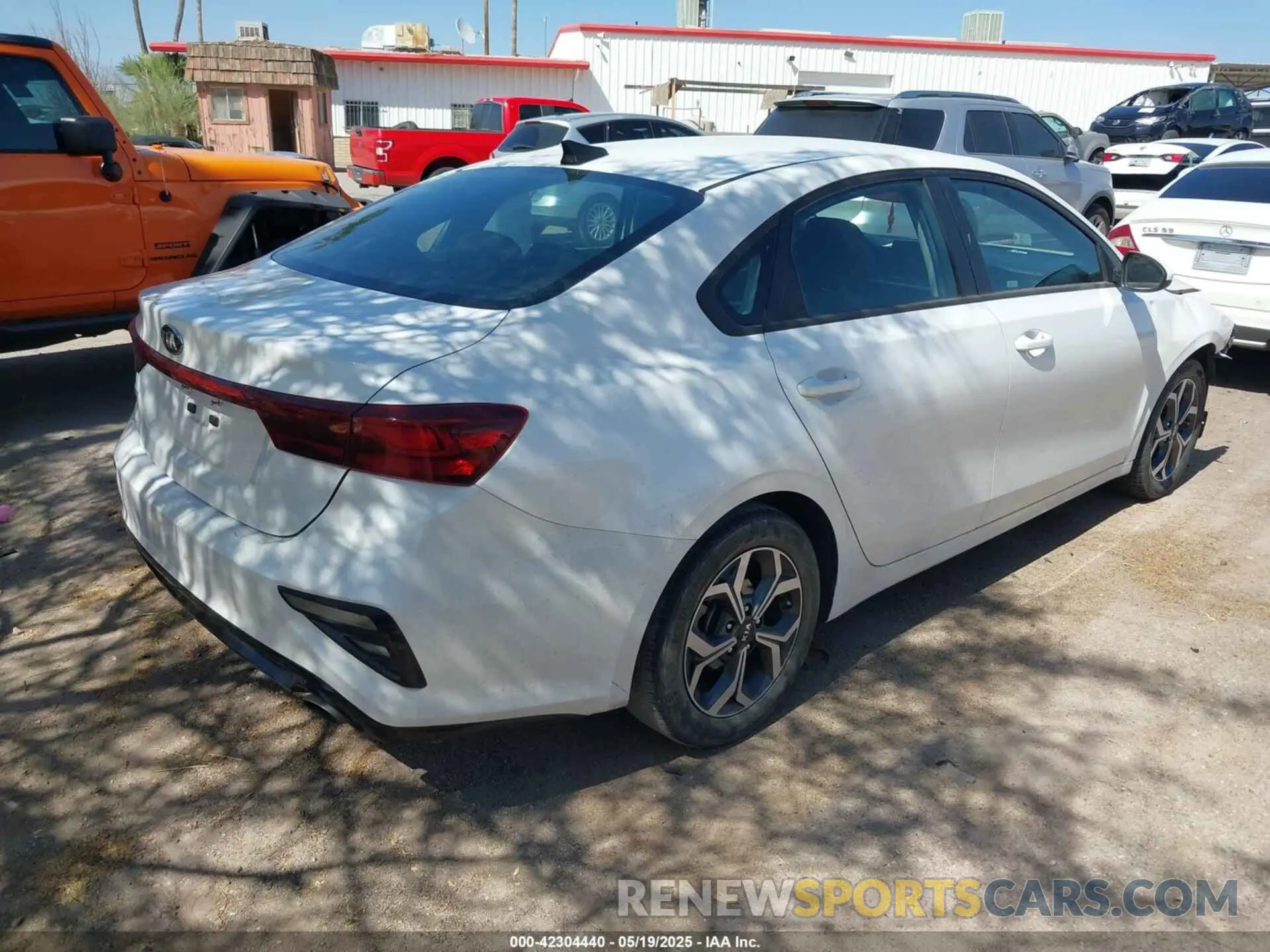 4 fotografías del automóvil dañado 3KPF24AD3ME305423 KIA FORTE 2021