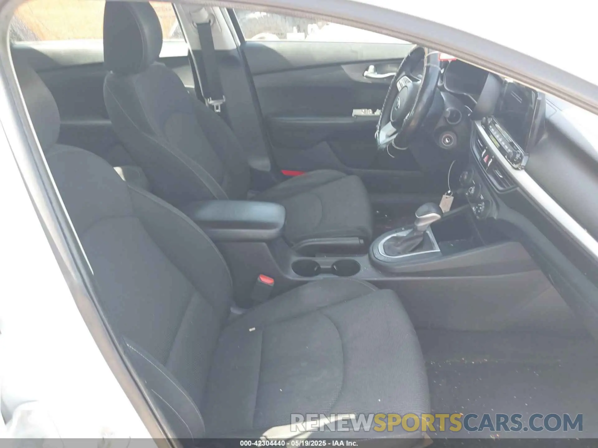 5 fotografías del automóvil dañado 3KPF24AD3ME305423 KIA FORTE 2021
