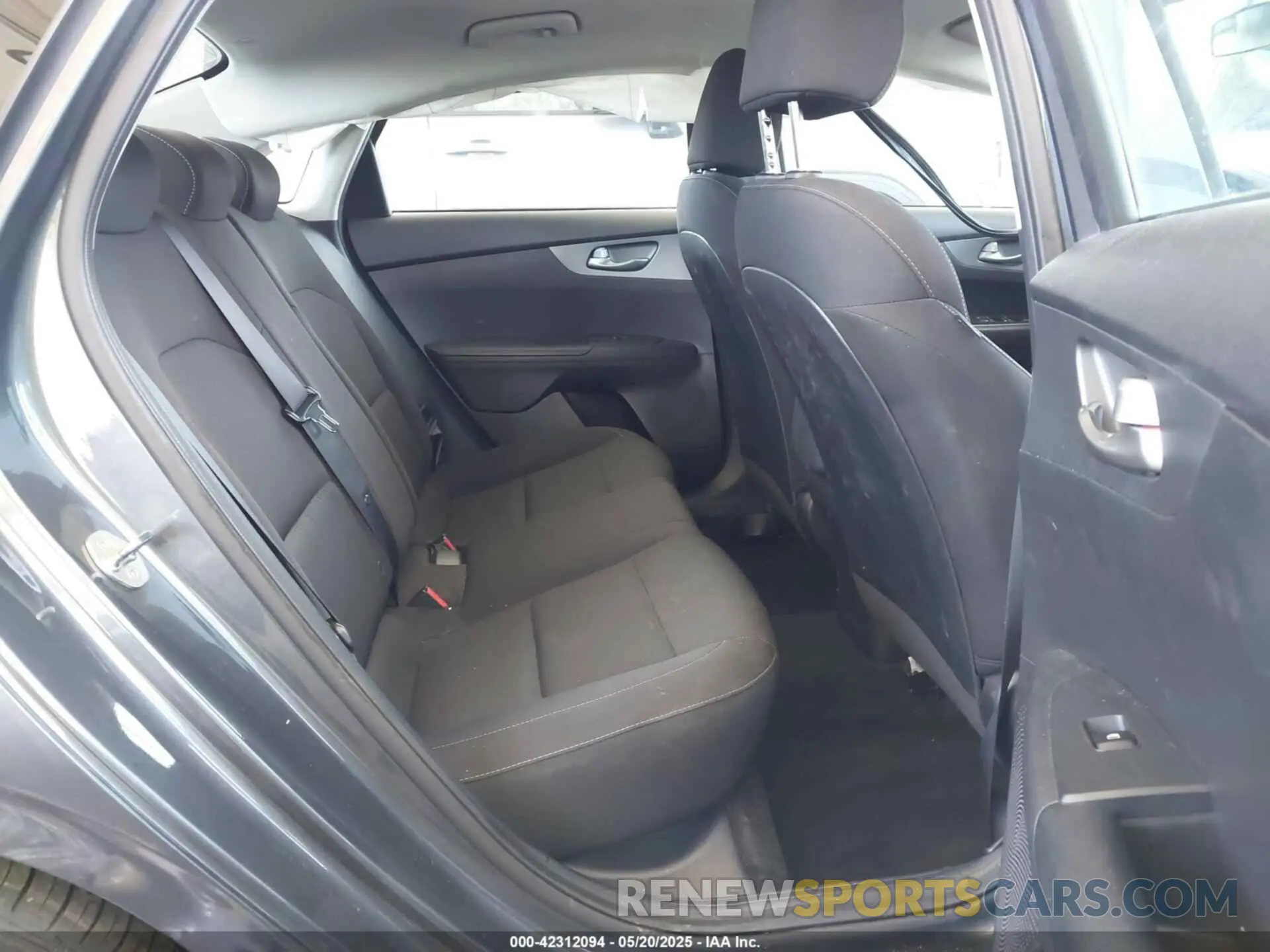 8 fotografías del automóvil dañado 3KPF24AD3ME316518 KIA FORTE 2021