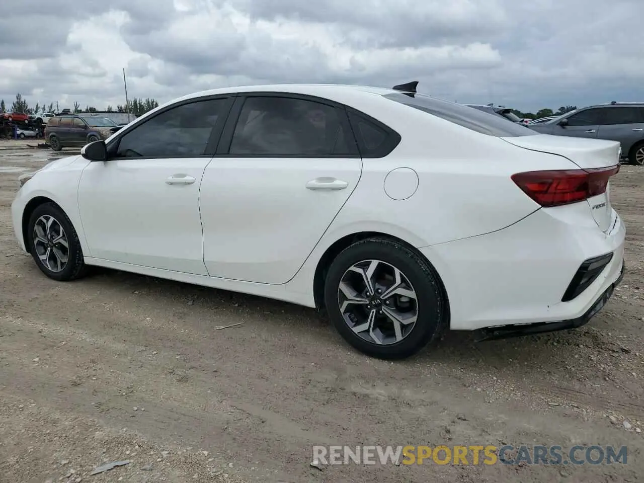 2 fotografías del automóvil dañado 3KPF24AD4ME315538 KIA FORTE 2021
