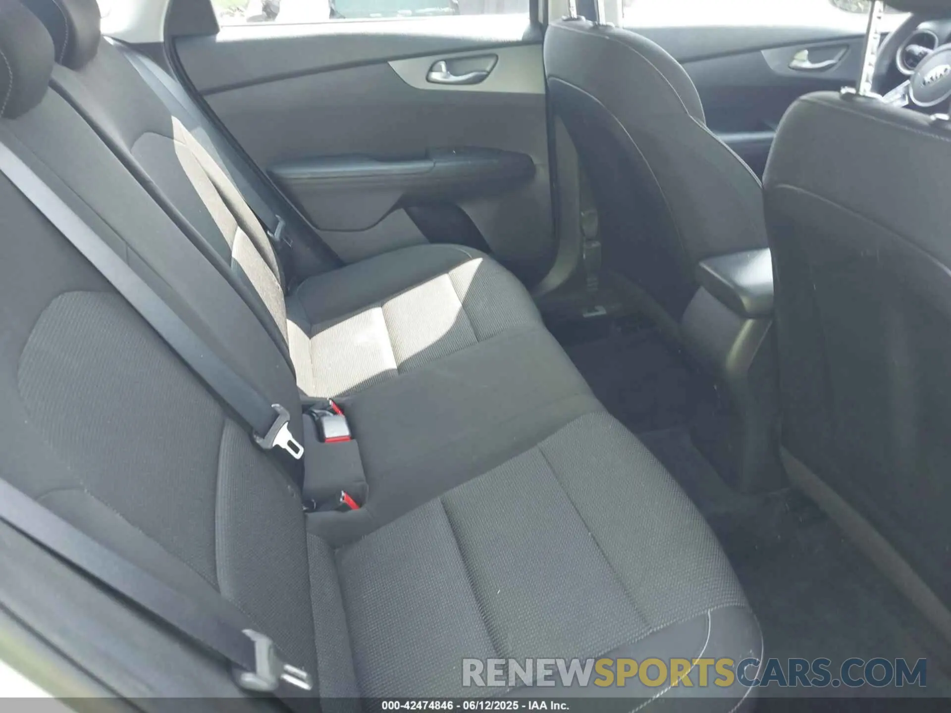 8 fotografías del automóvil dañado 3KPF24AD4ME331948 KIA FORTE 2021