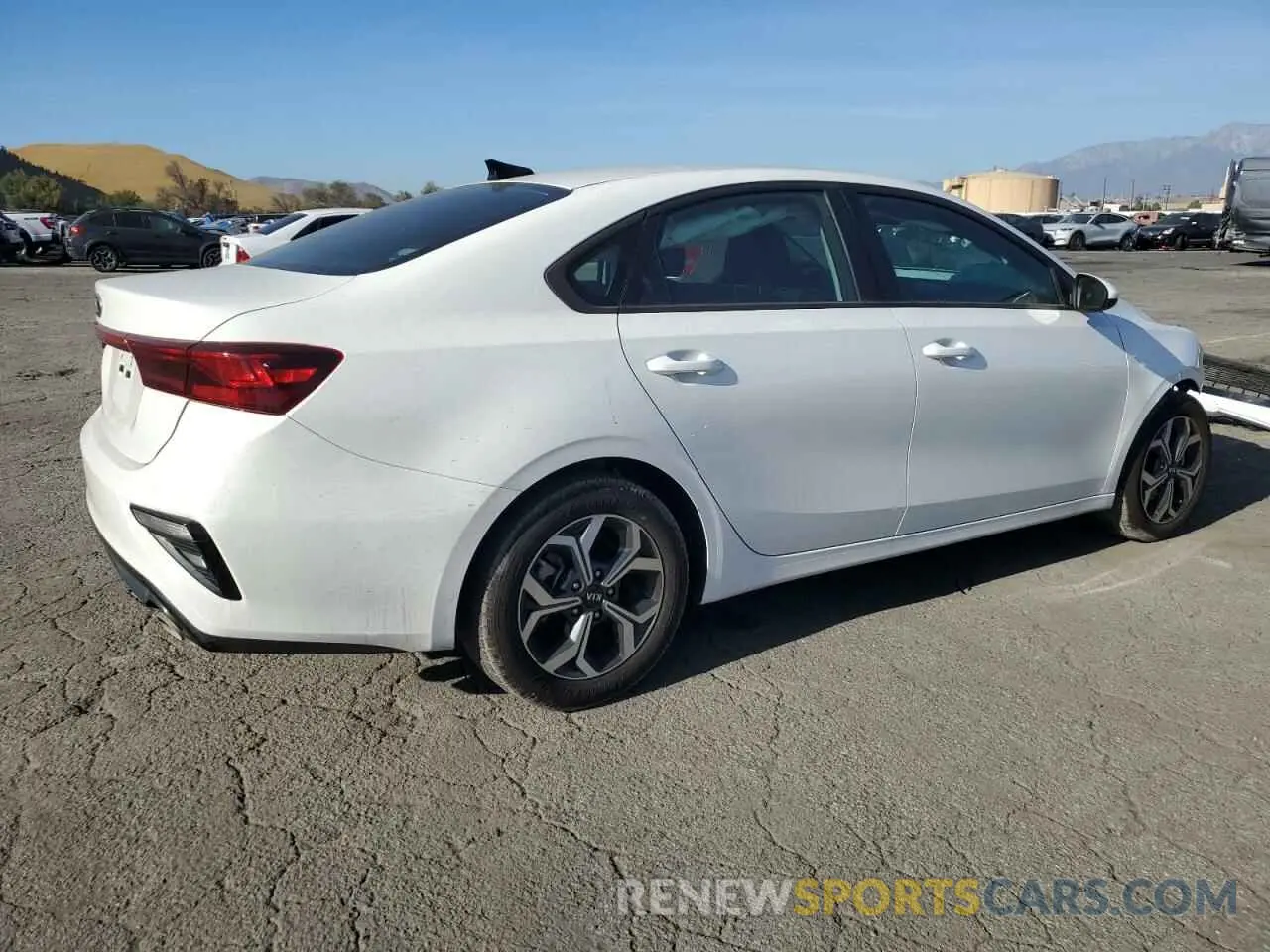3 fotografías del automóvil dañado 3KPF24AD6ME275673 KIA FORTE 2021
