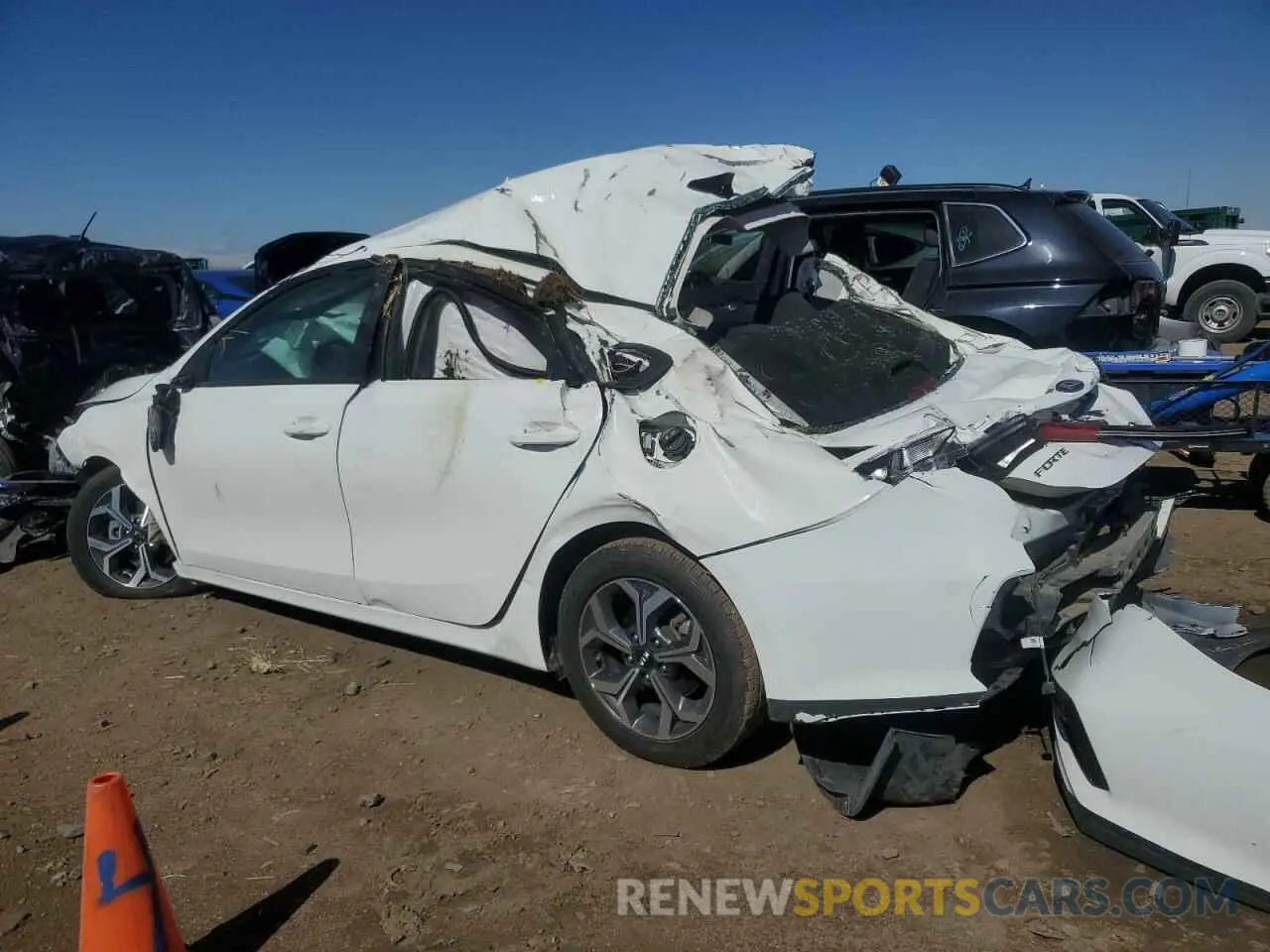 2 fotografías del automóvil dañado 3KPF24AD6ME311894 KIA FORTE 2021