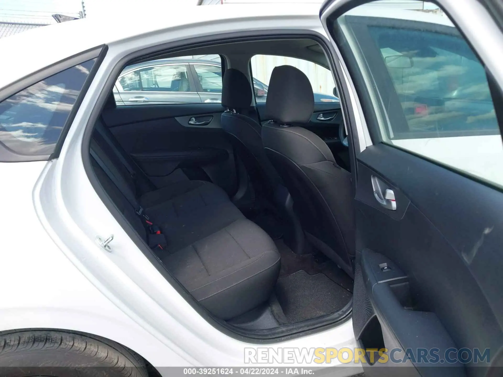 8 fotografías del automóvil dañado 3KPF24AD6ME386370 KIA FORTE 2021